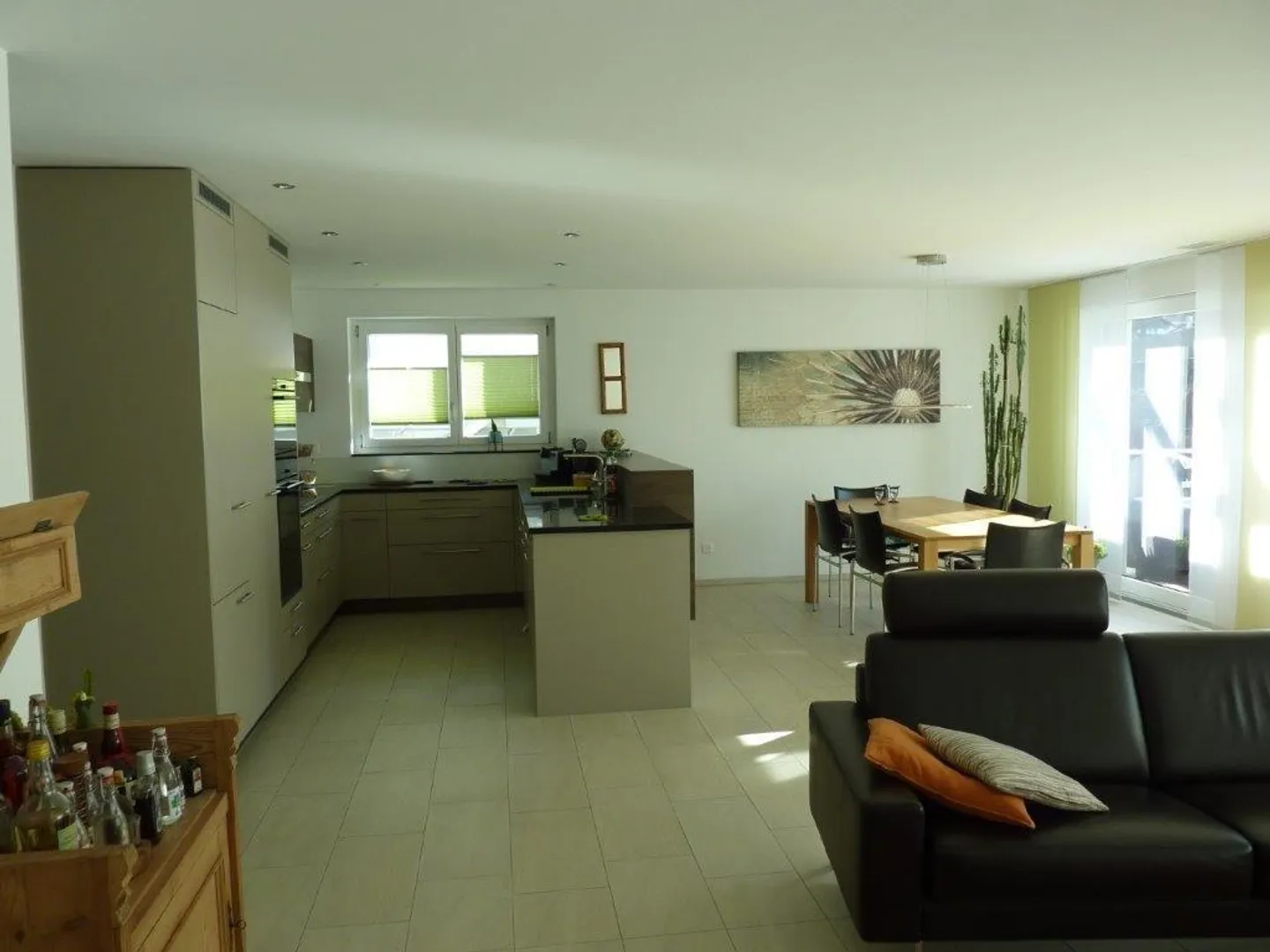 Appartamento attraente di 4 1/2 stanze in una posizione tranquilla e soleggiata - Foto 1 di 10