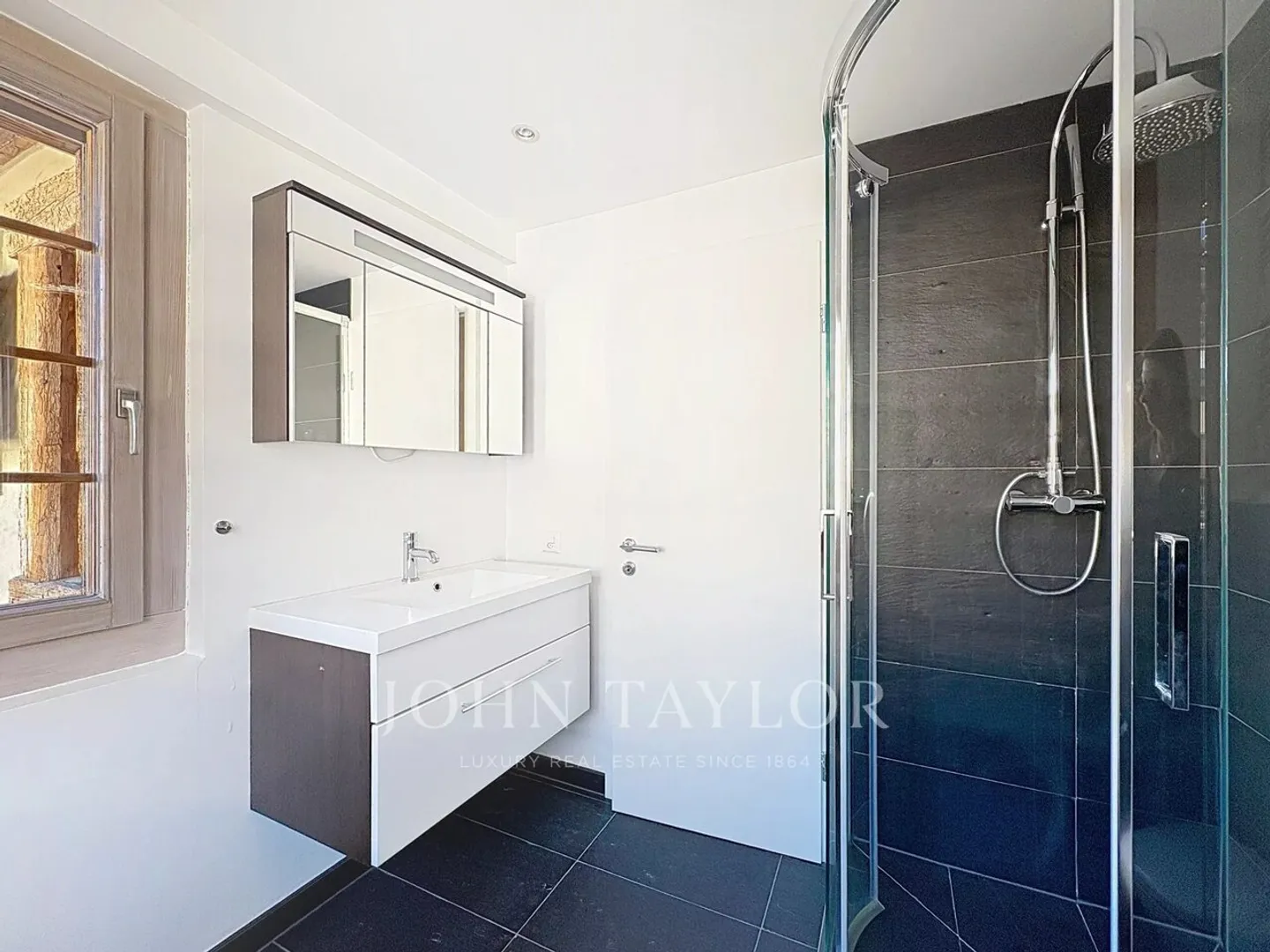 4-Zimmer-Wohnung 1/2 SÜD-OST im Zentrum der Montana-Station - Aussicht, großer Balkon, Innenparkplatz - Foto 5 von 11