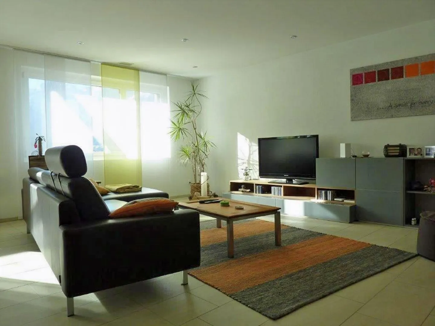 Appartamento attraente di 4 1/2 stanze in una posizione tranquilla e soleggiata - Foto 3 di 10