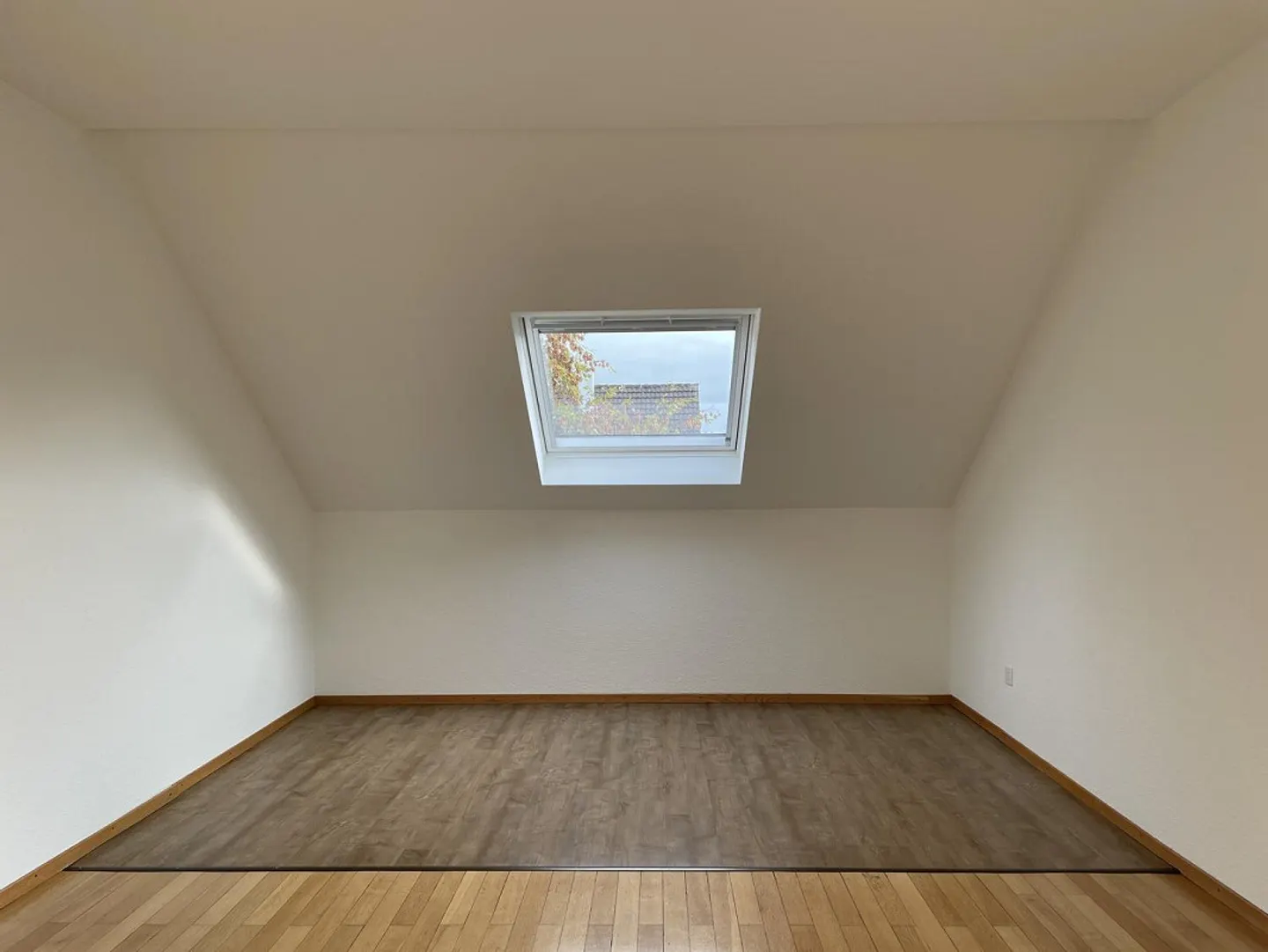 Charmante 3-Zimmer-Dachgeschosswohnung mit zwei Balkonen - Foto 3 von 9