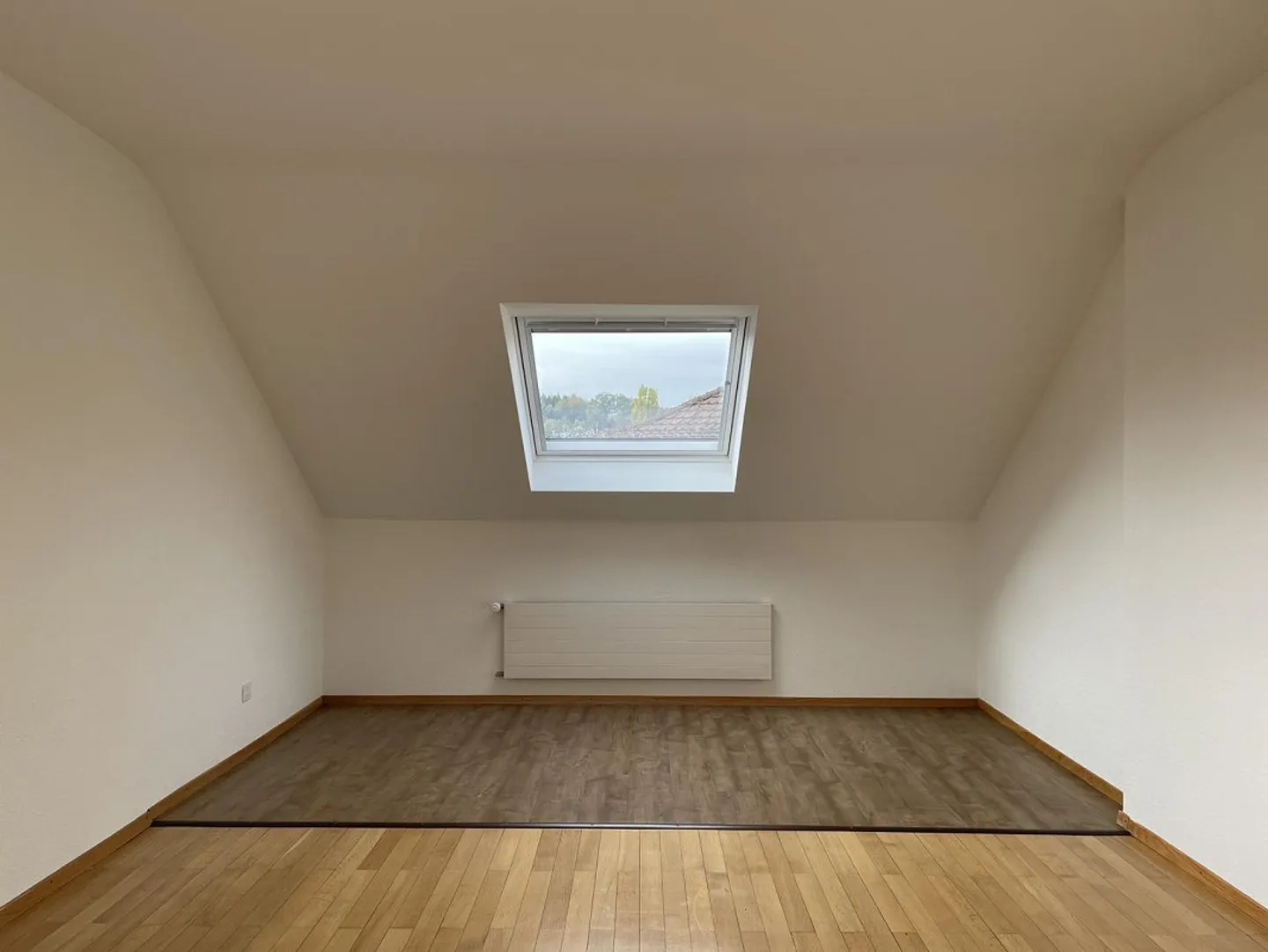 Charmante 3-Zimmer-Dachgeschosswohnung mit zwei Balkonen - Foto 5 von 9