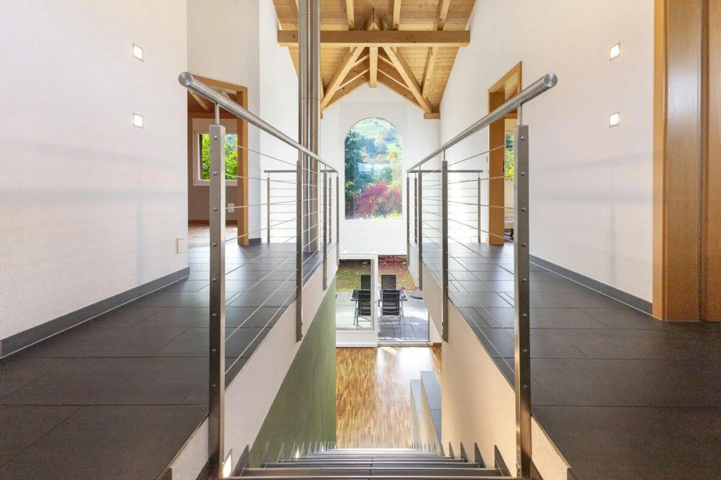 5.5 Zimmer-Einfamilienhaus mit 1 Zimmer-Studio an Top Lage im Grünen - Foto 5 di 13