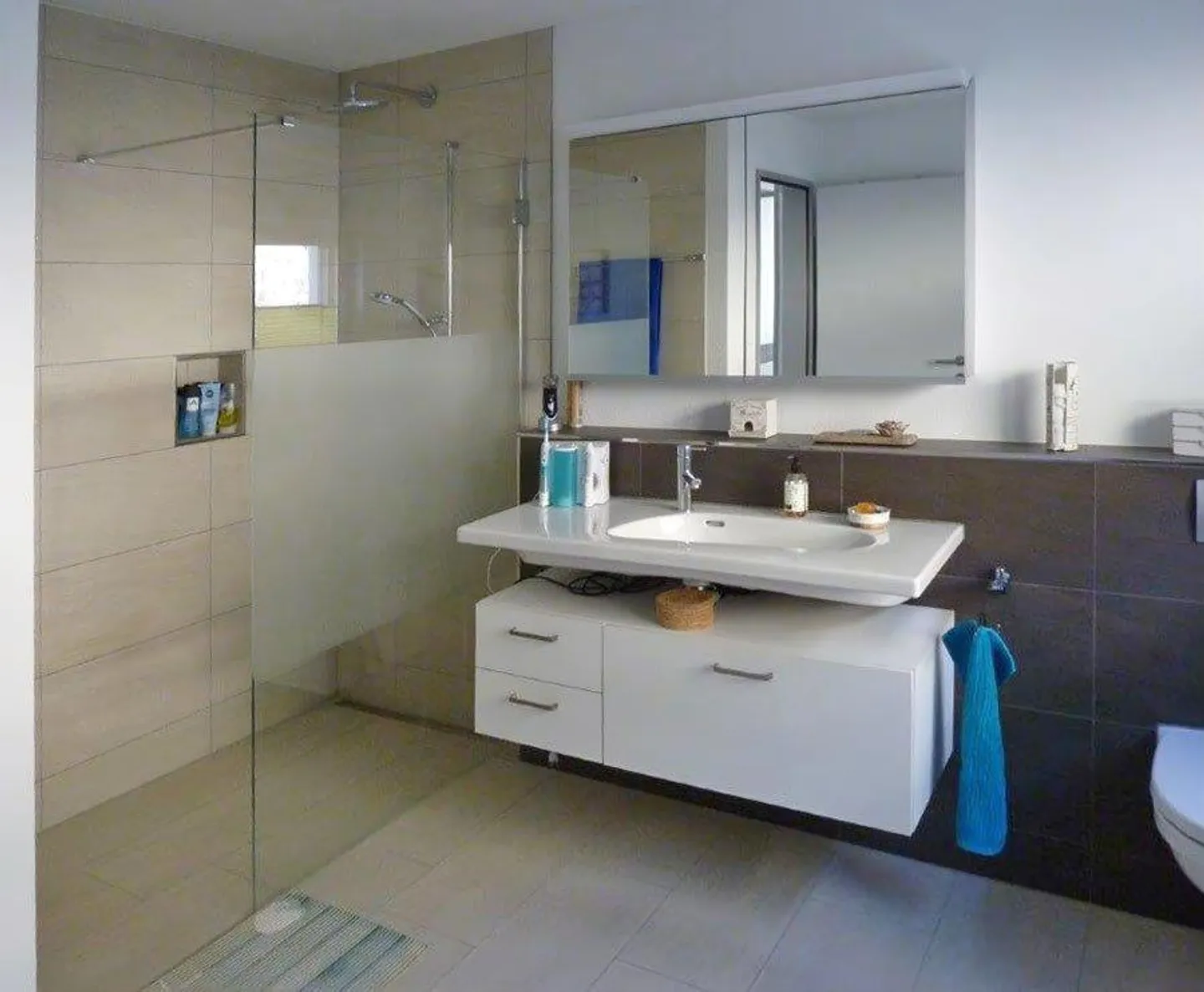 Appartamento attraente di 4 1/2 stanze in una posizione tranquilla e soleggiata - Foto 7 di 10