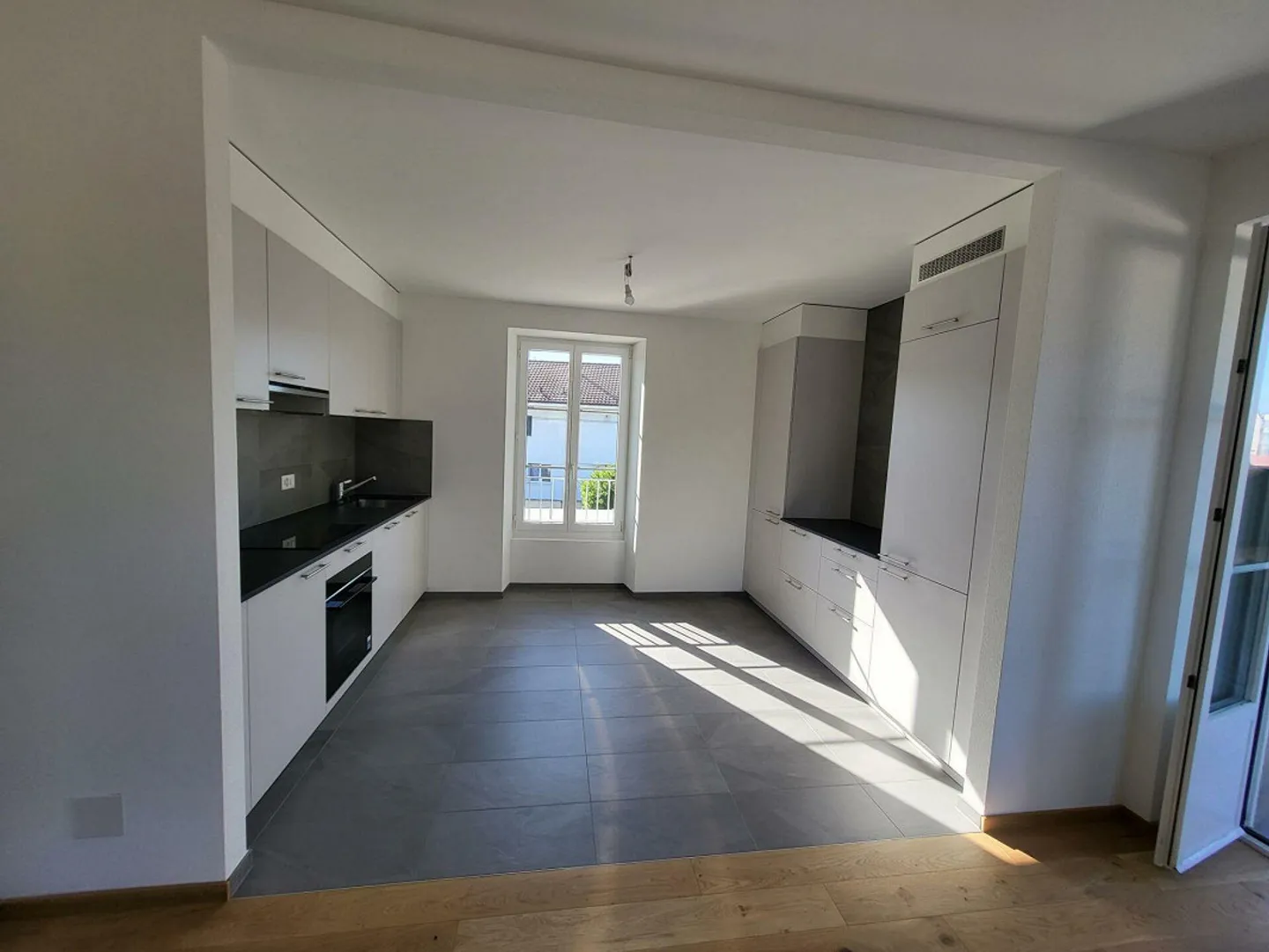 Magnifique duplex entièrement rénové avec grand balcon - Photo 3 of 12