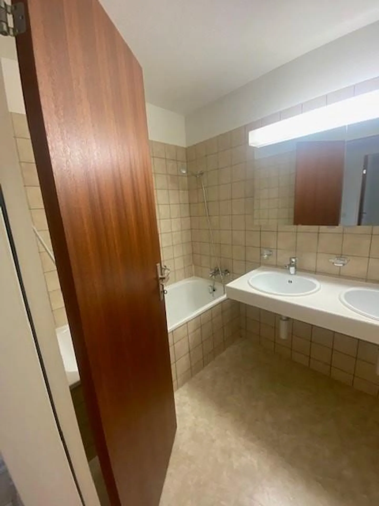 Living in a central location - Photo 7 of 12