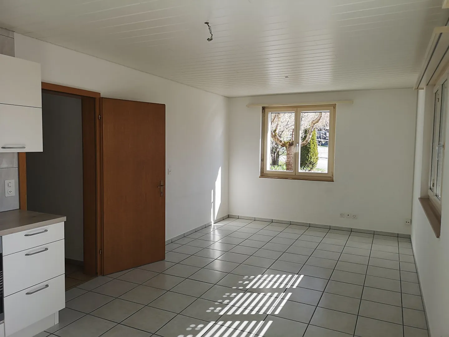 Bel et moderne appartement de 3 pièces dans la verdure avec grande terrasse de jardin - Photo 2 sur 6