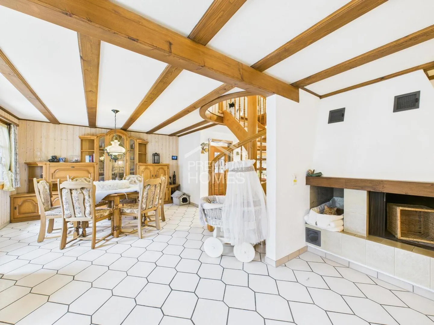 Spacious Country House with Large Plot, Workshop & Ideal for Animals - Photo 8 of 13