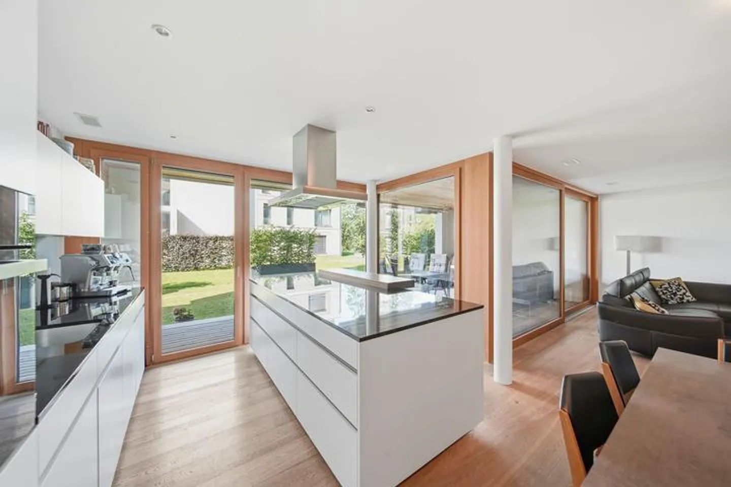 APPARTAMENTO CON GIARDINO DI 2.5 LOCALI SU 85 M² - ARCHITETTURA ULTRA MODERNA - Foto 3 di 8