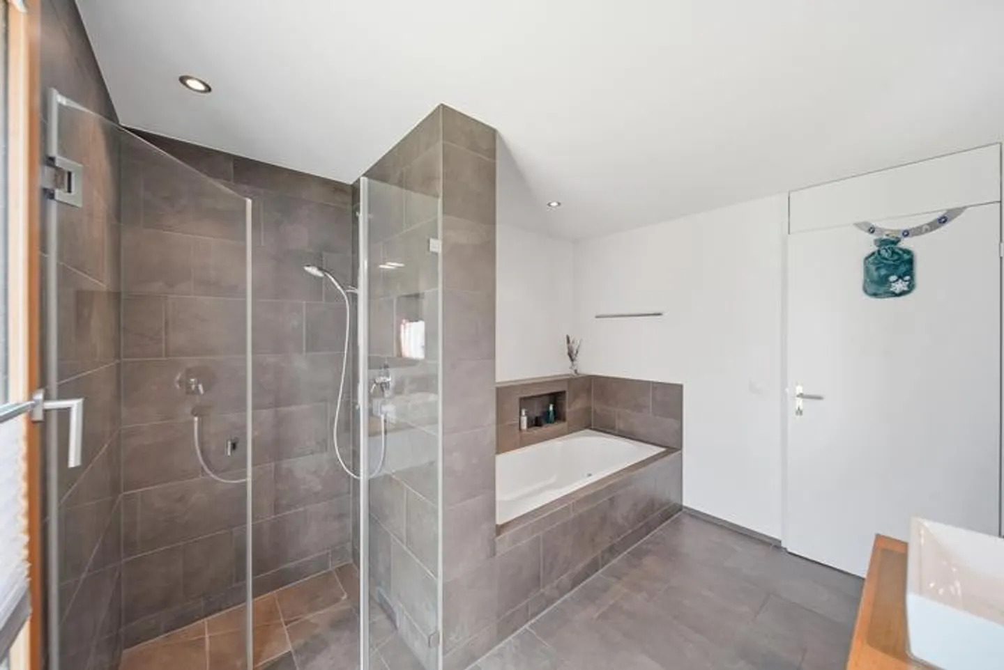 APPARTAMENTO CON GIARDINO DI 2.5 LOCALI SU 85 M² - ARCHITETTURA ULTRA MODERNA - Foto 6 di 8