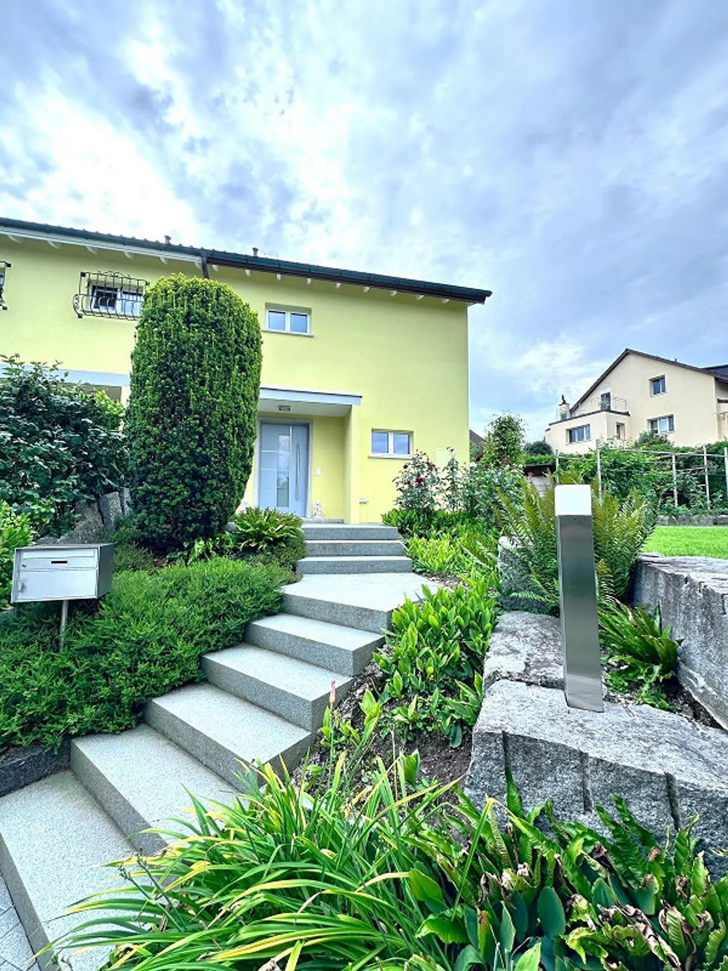 Freshly renovated 4.5-room semi-detached house with a large garden to enjoy - Photo 1 of 27
