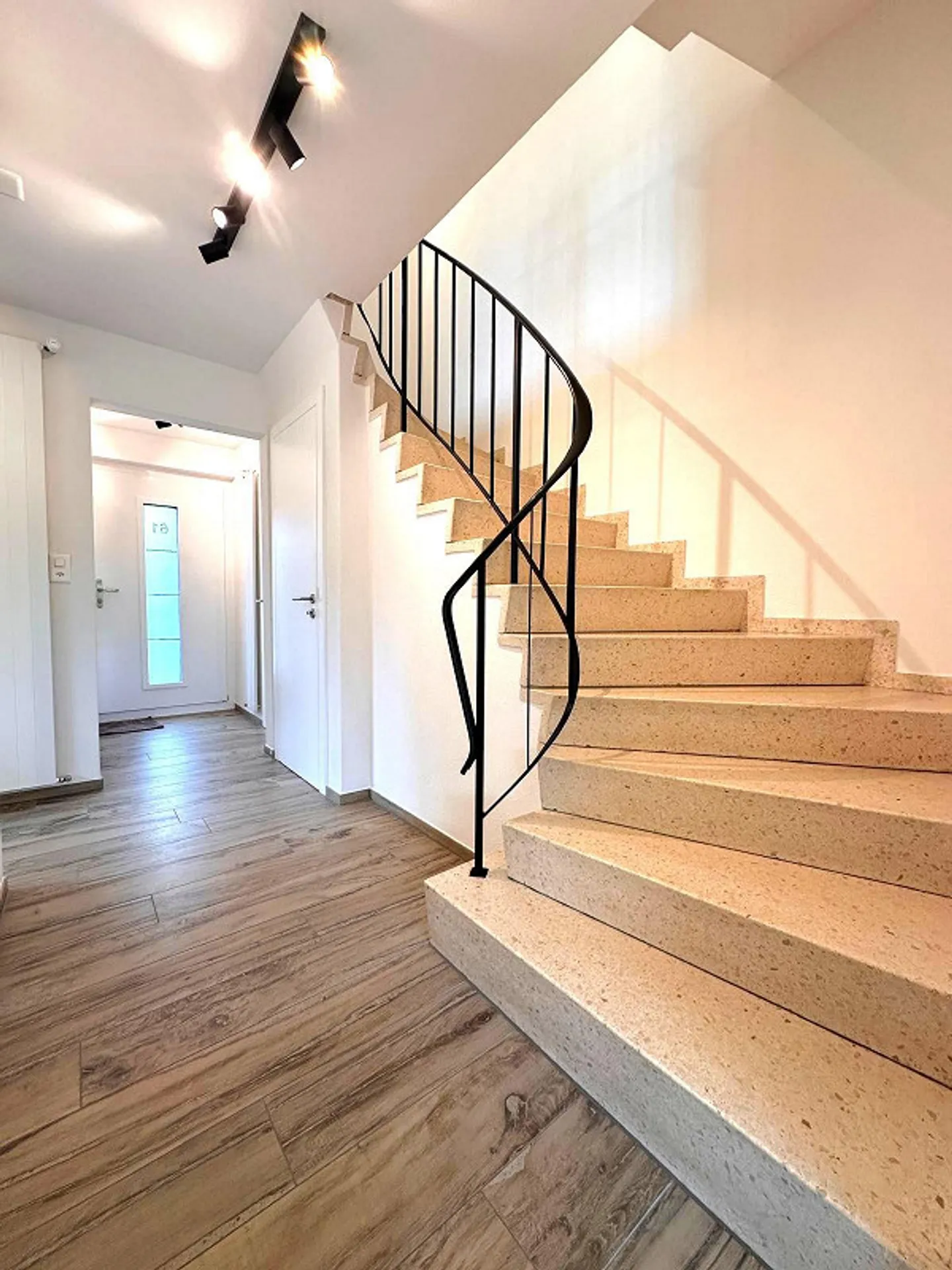 Freshly renovated 4.5-room semi-detached house with a large garden to enjoy - Photo 2 of 27
