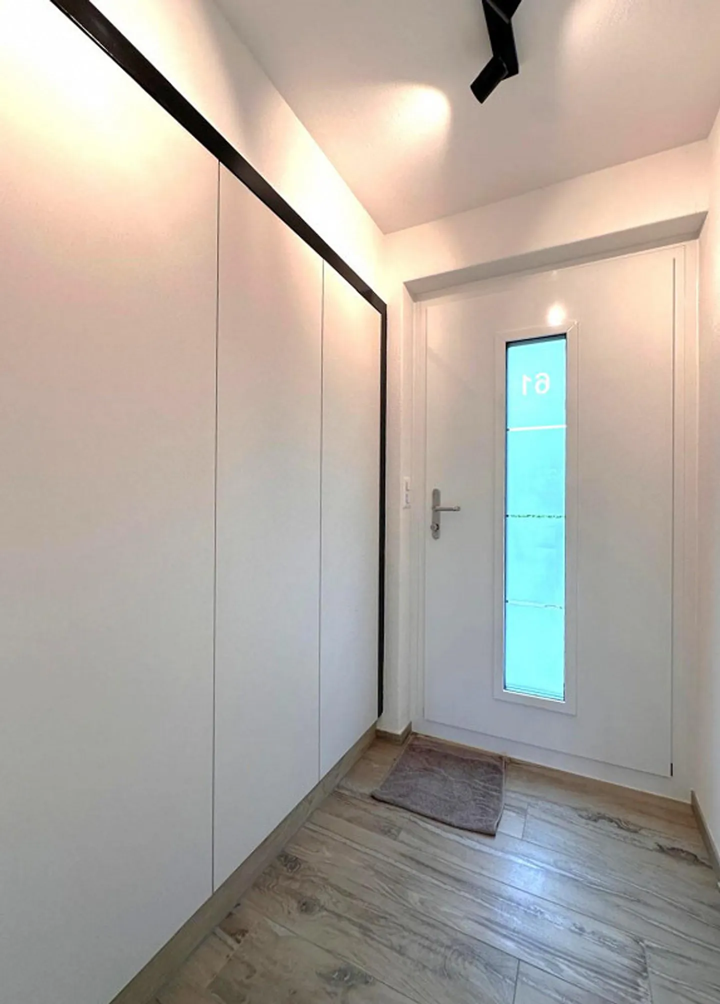 Freshly renovated 4.5-room semi-detached house with a large garden to enjoy - Photo 3 of 27