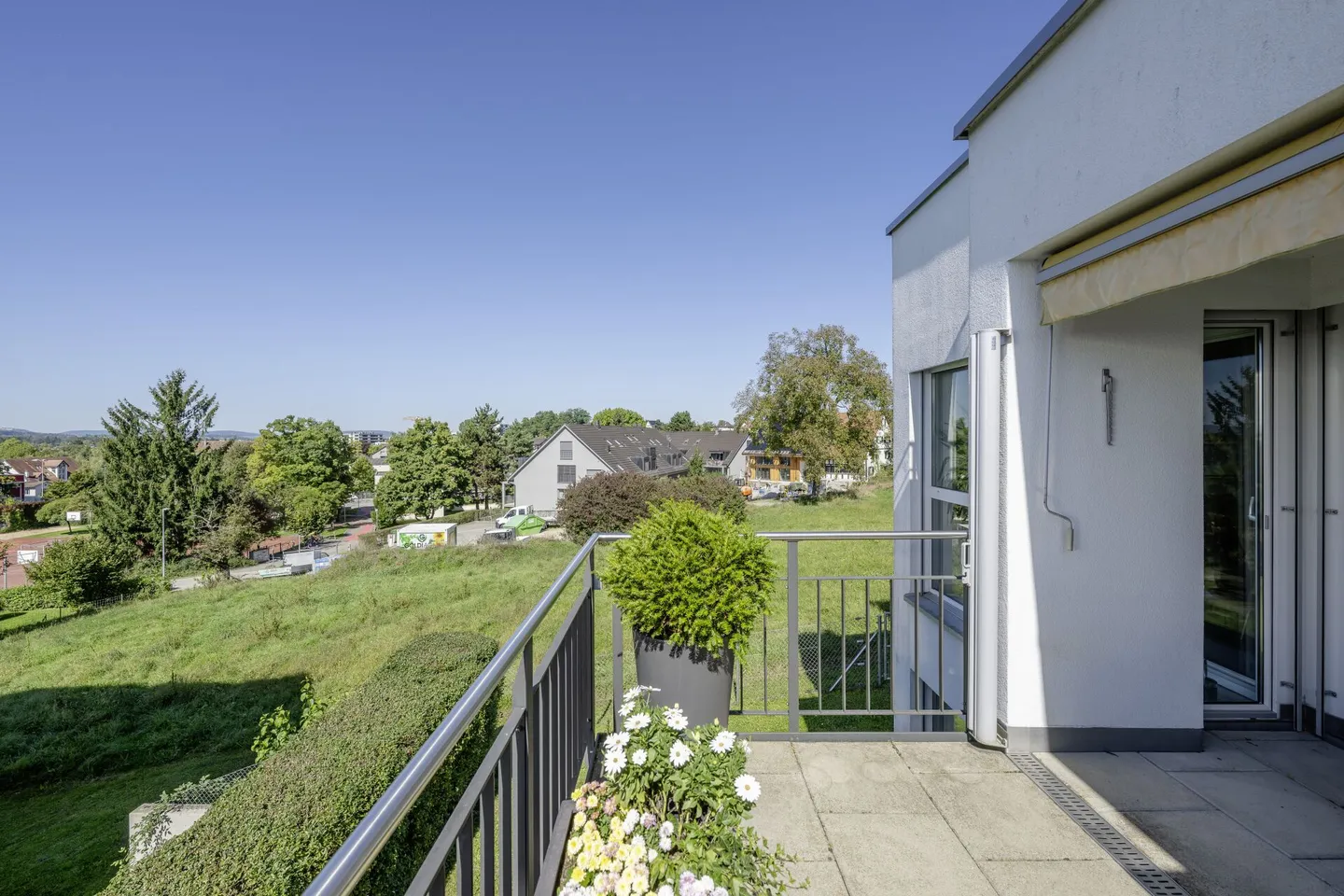 Light, Space & Quality of Life - Stylish Living in the Heart of Opfikon - Photo 3 of 6