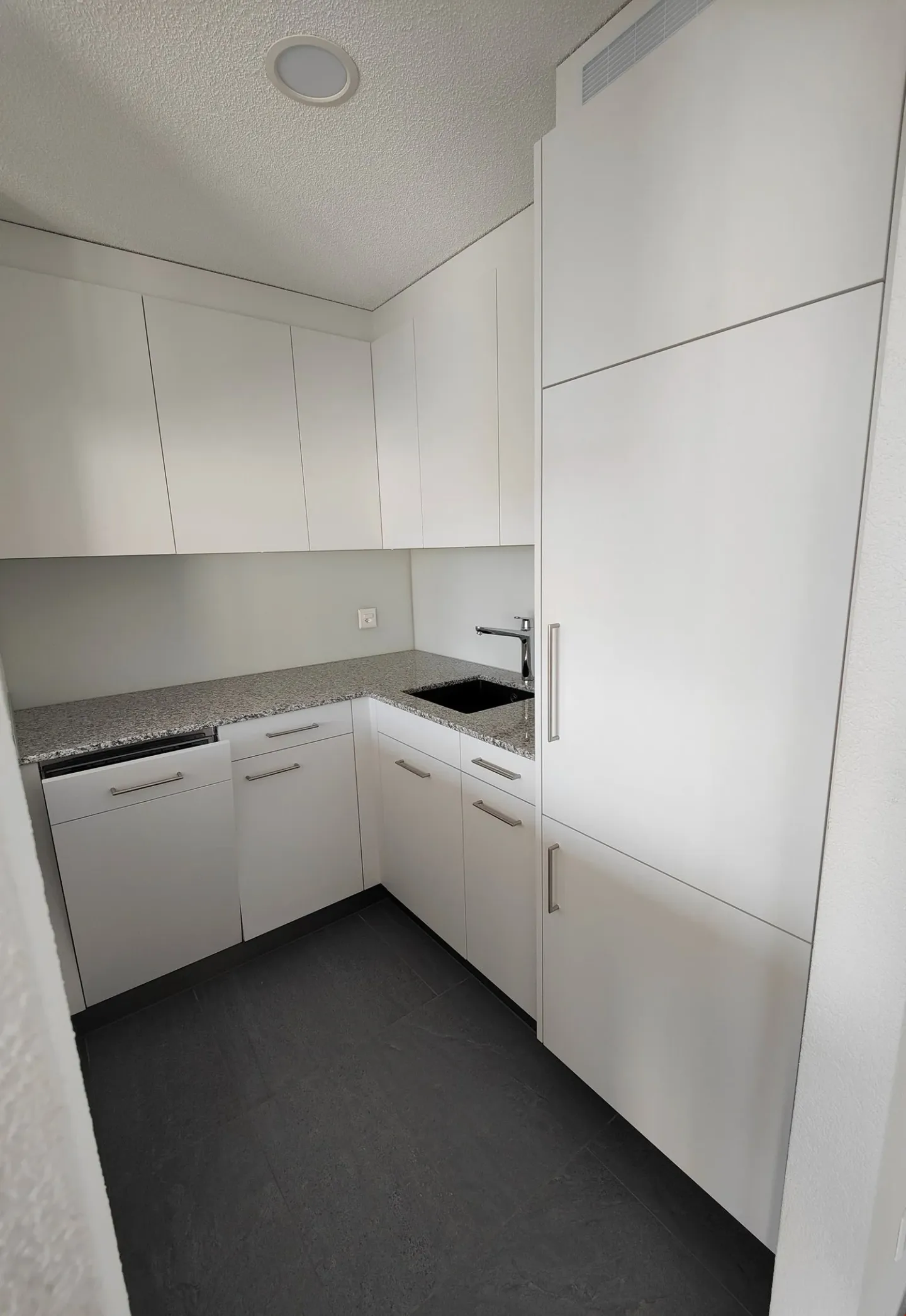 Moderne 2.5-Zimmerwohnung mit top Aussicht - Photo 4 of 8