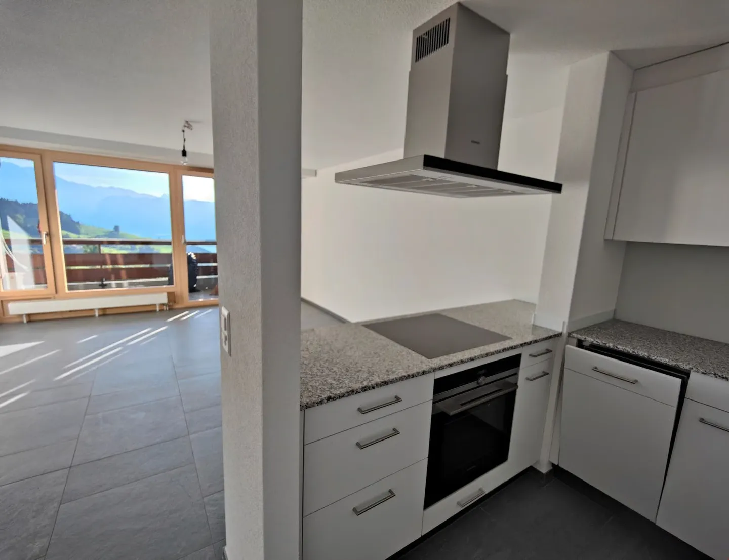 Moderne 2.5-Zimmerwohnung mit top Aussicht - Photo 5 of 8