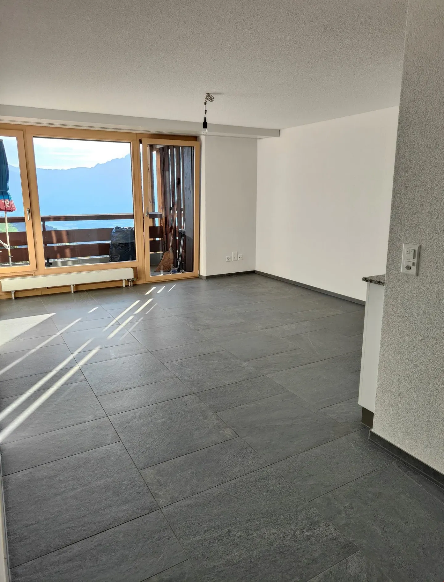 Moderne 2.5-Zimmerwohnung mit top Aussicht - Photo 6 of 8