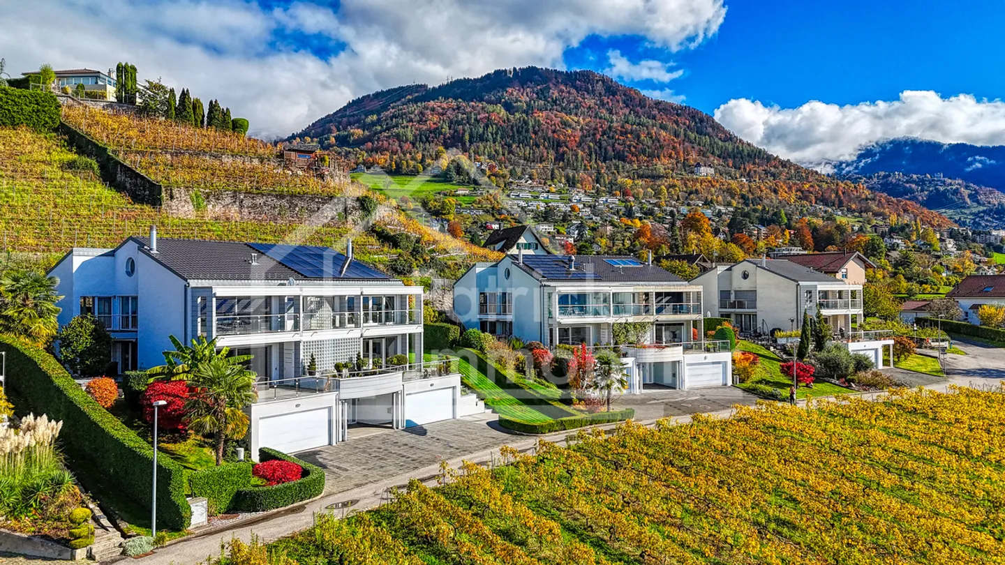 Riviera: twin villa, spacious, terraces, garden, breathtaking lake view - Photo 1 of 13