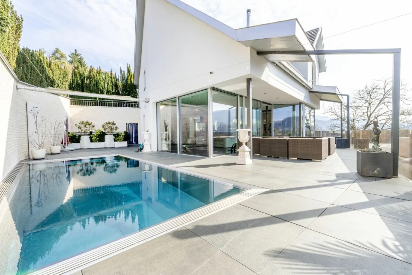 Luxurious Detached Villa with Pool - Photo 4 of 12