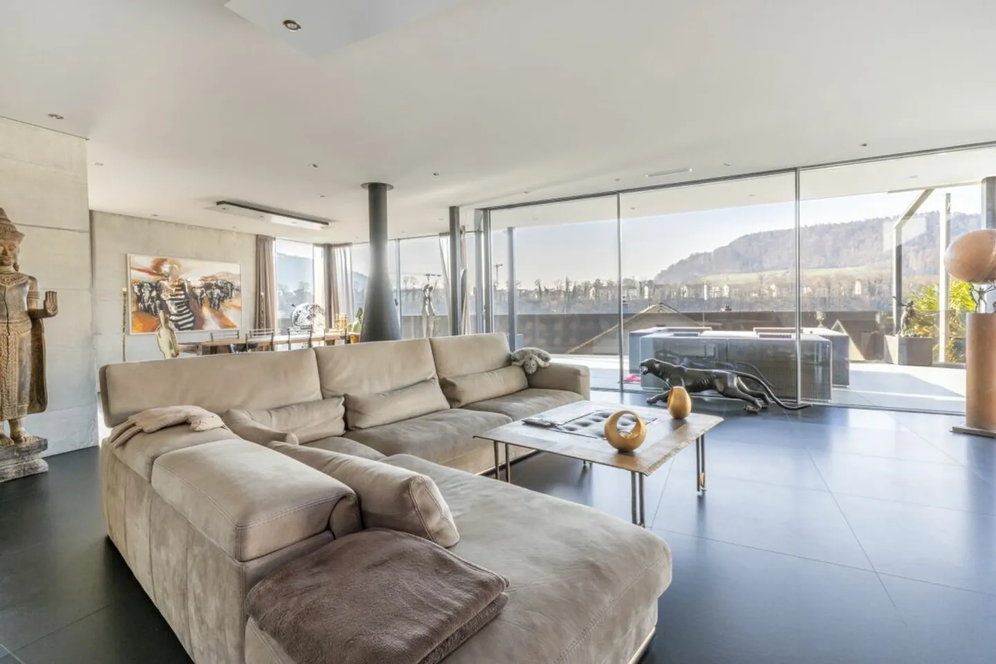 Luxurious Detached Villa with Pool - Photo 5 of 12