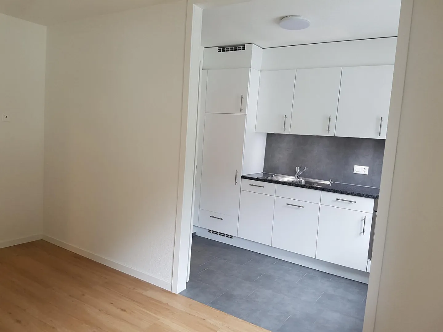 3.5 Room Apartment - Photo 2 of 7