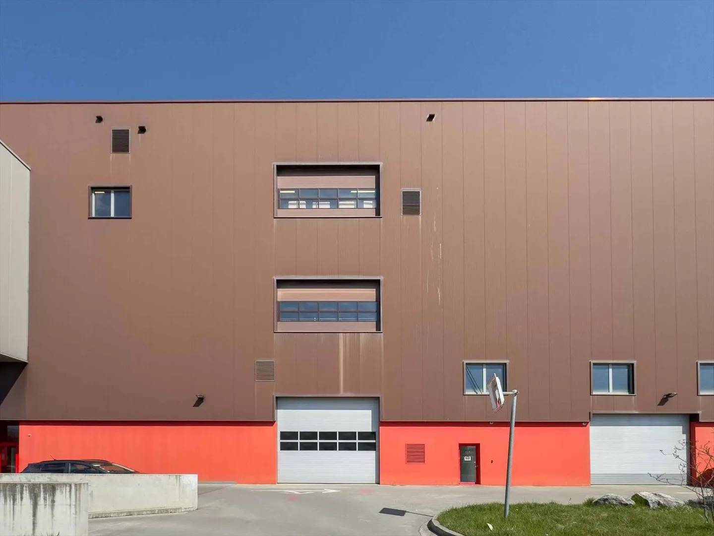 Logistics Warehouse - Rack Fitted - Loading Dock Access - Photo 6 of 12