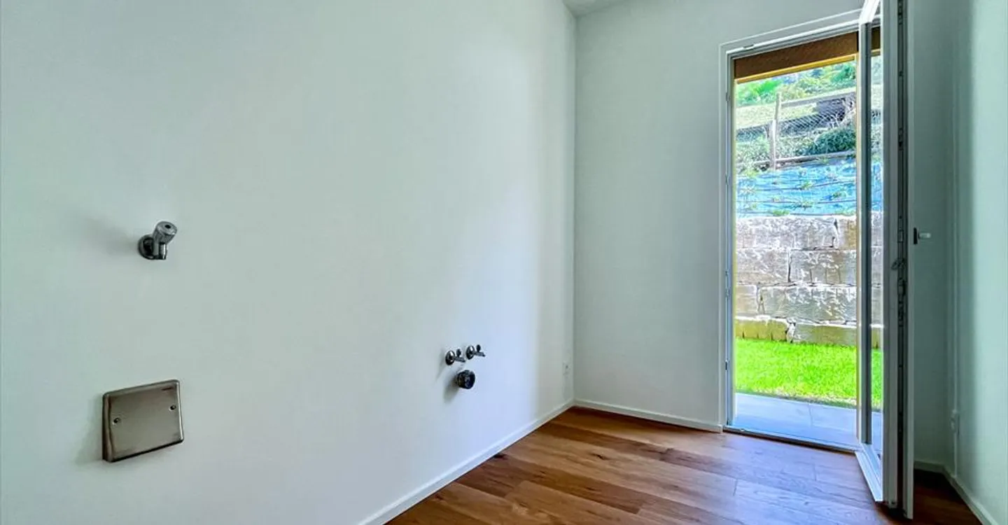 Modern Apartment with Garden - Photo 7 of 13