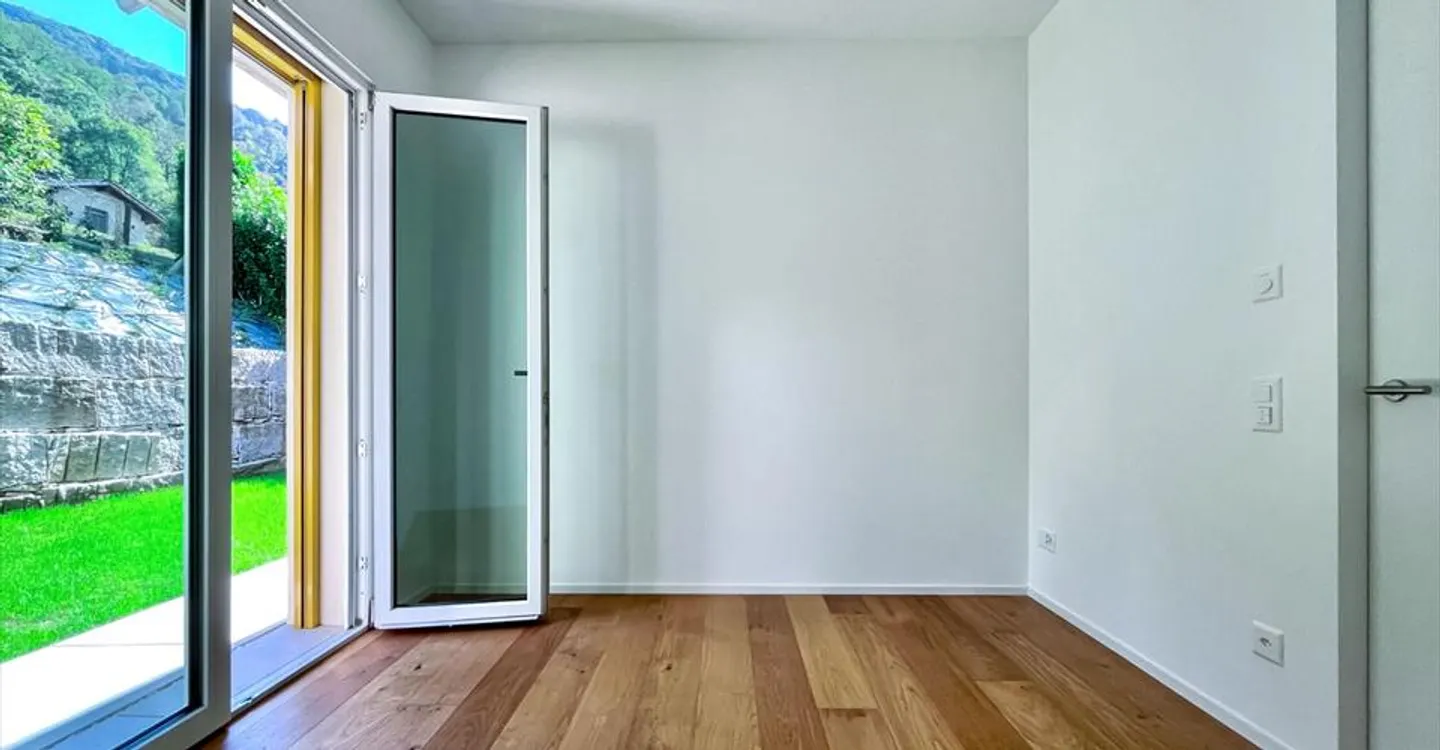 Modern Apartment with Garden - Photo 9 of 13