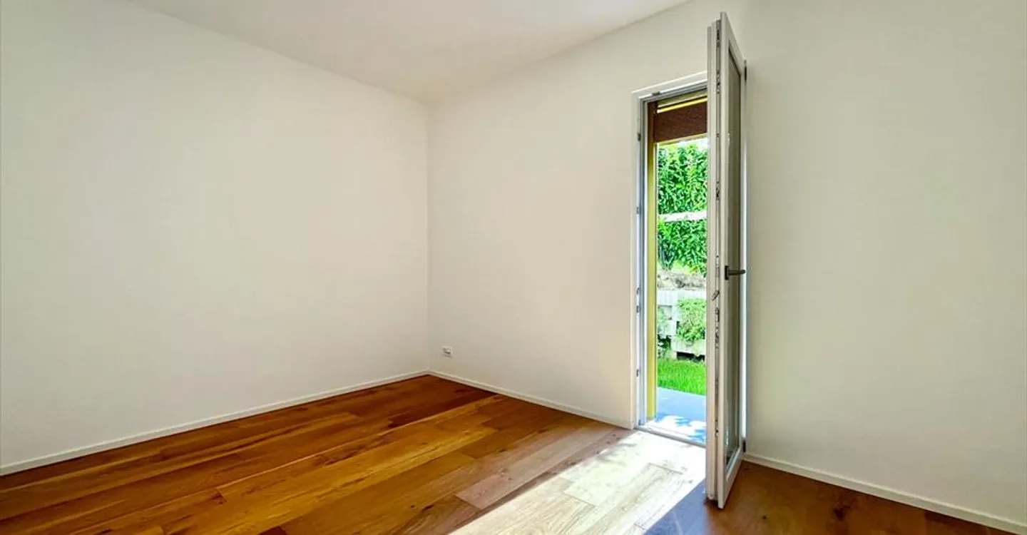 Modern Apartment with Garden - Photo 10 of 13