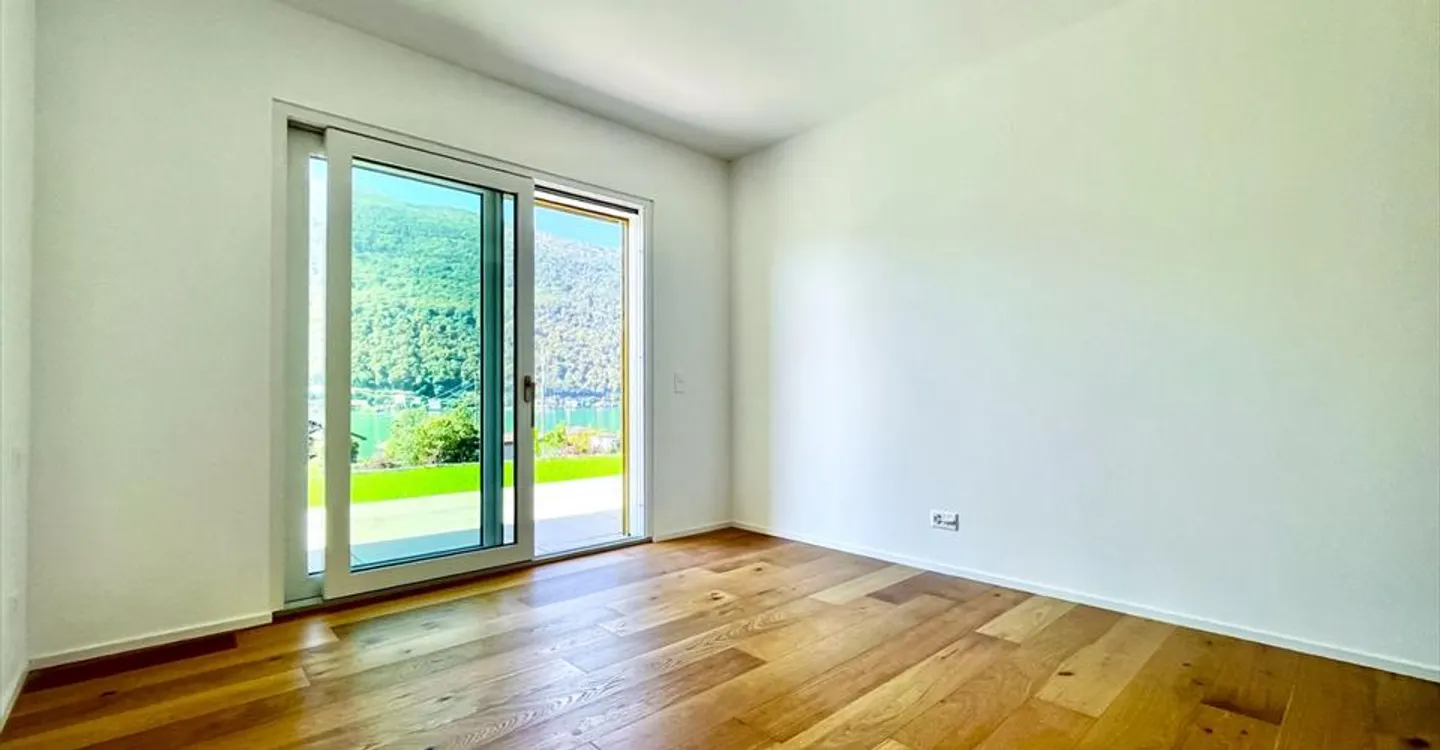 Modern Apartment with Garden - Photo 11 of 13