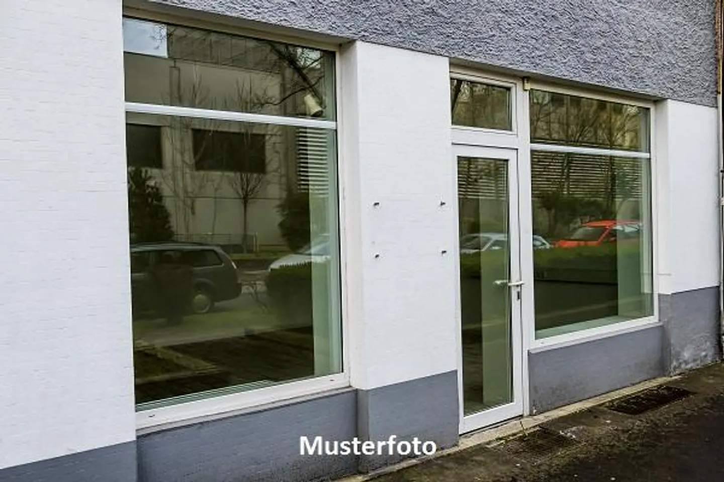 Commercial space with parking - Photo 1 of 13