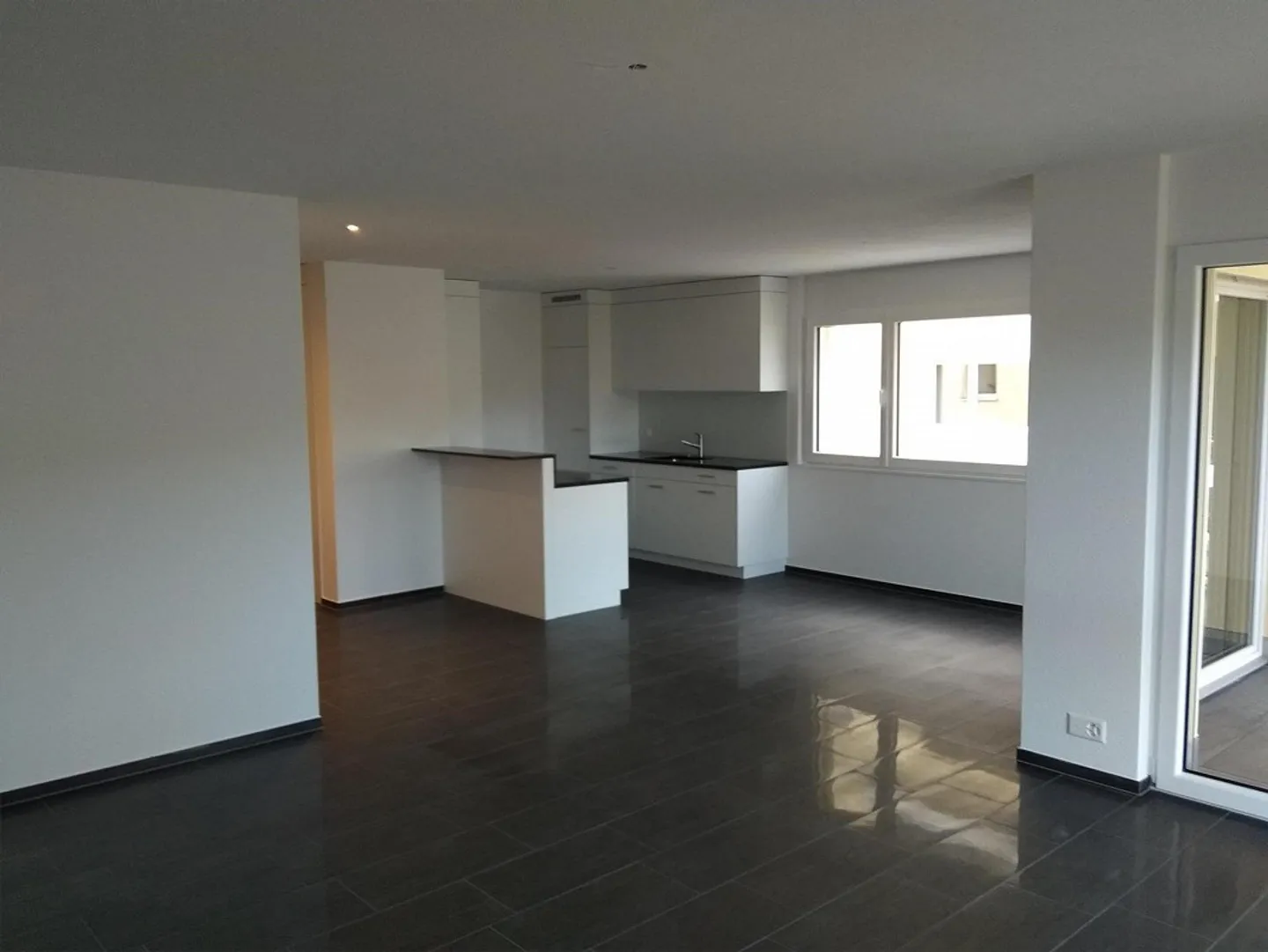 Appartement moderne de 2,5 pièces avec grand balcon à Eschenbach - disponible immédiatement - Photo 2 sur 8