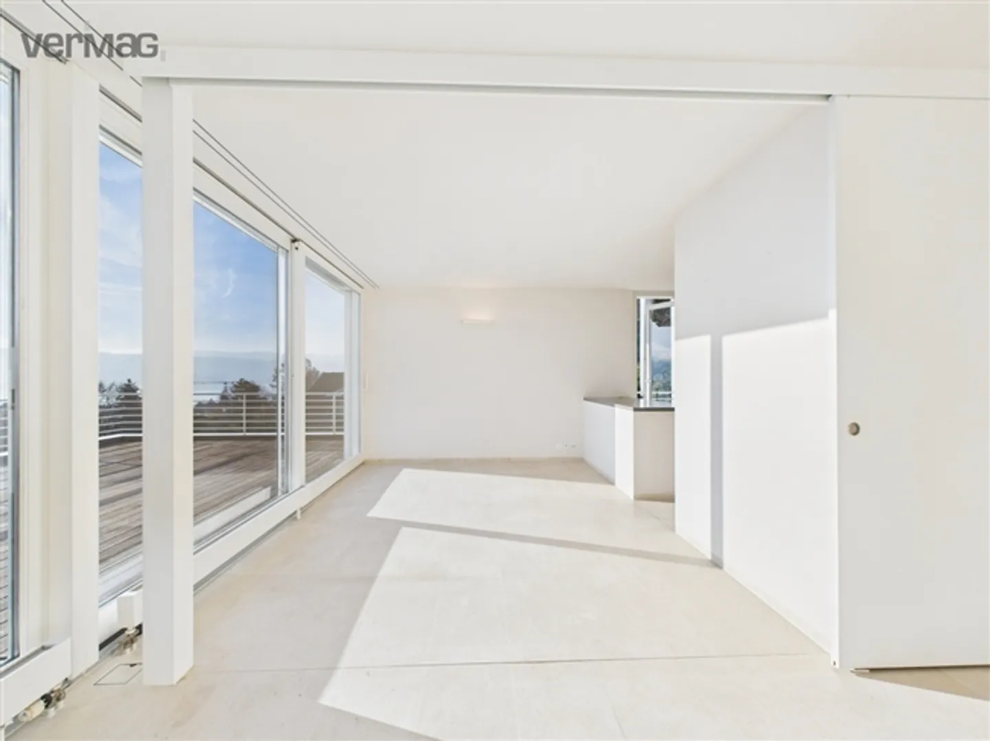 Profitez du panorama sur le lac et la montagne directement depuis votre terrasse - Photo 6 sur 13