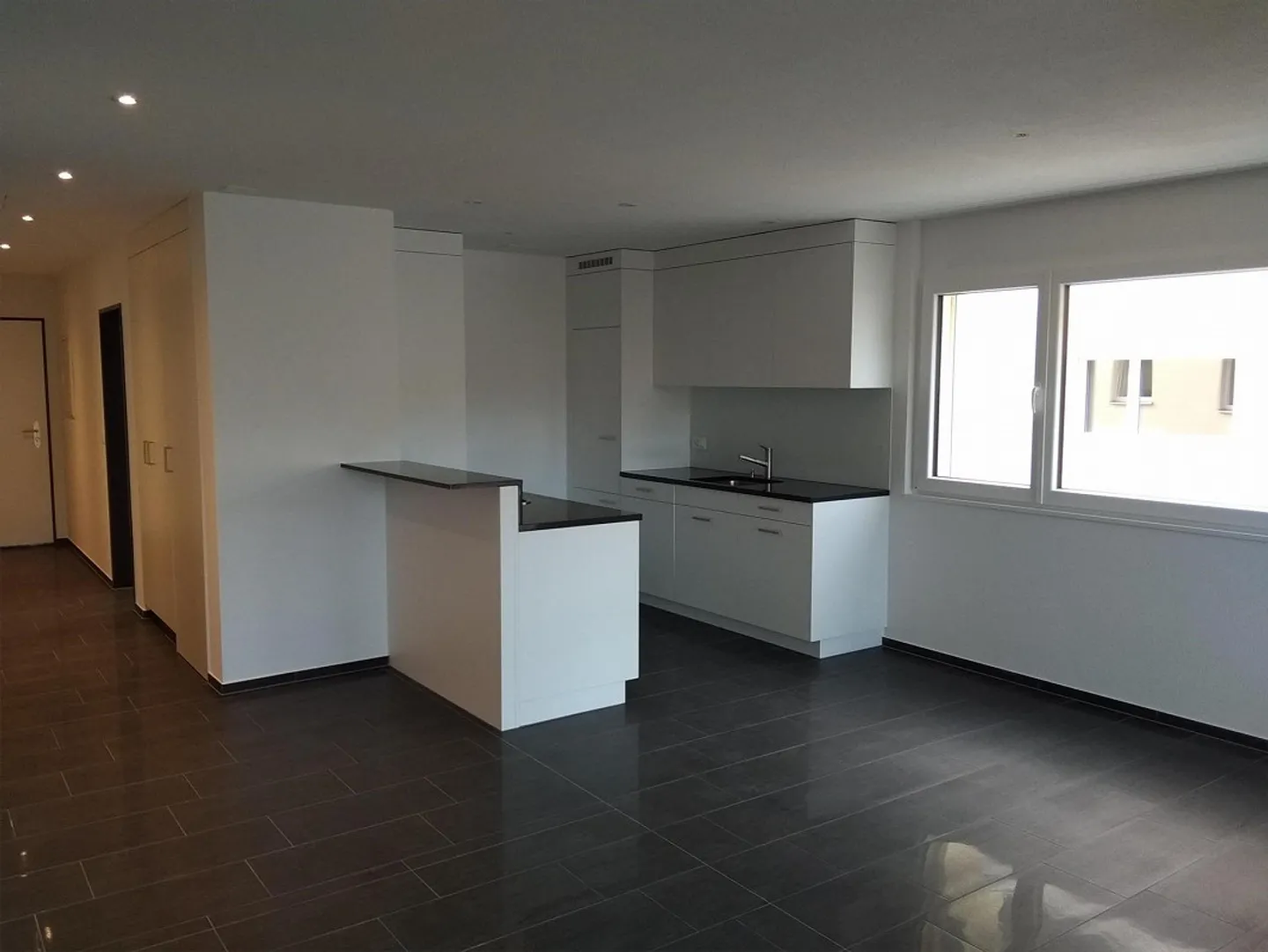 Appartement moderne de 2,5 pièces avec grand balcon à Eschenbach - disponible immédiatement - Photo 4 sur 8