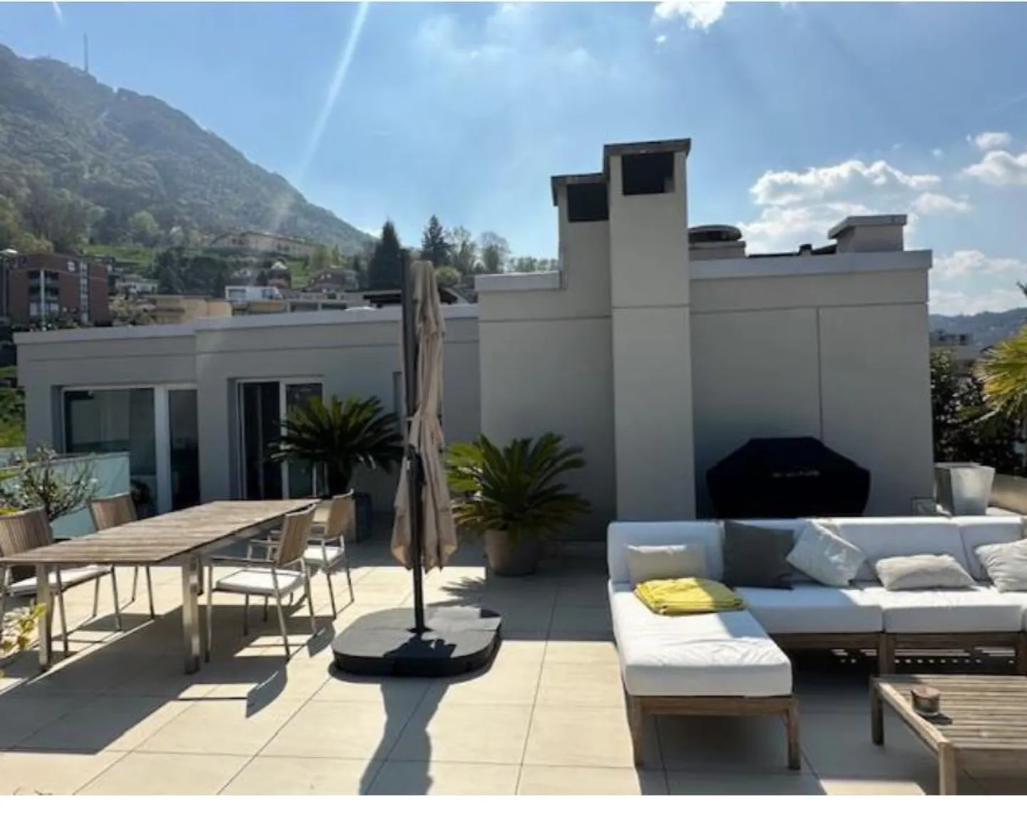 Penthouse 4.5 rooms with lake view and swimming pool - Photo 1 of 12