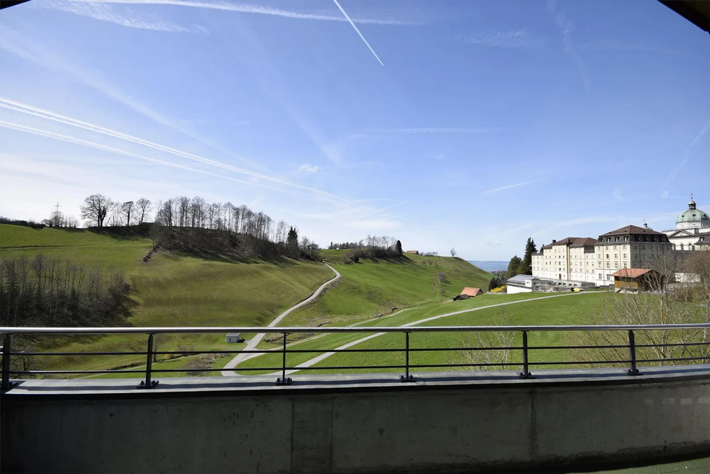 Bright attic apartment with a view of greenery - Photo 1 of 7