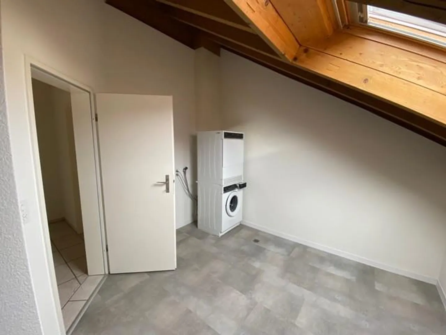 Bright attic apartment with a view of greenery - Photo 6 of 7