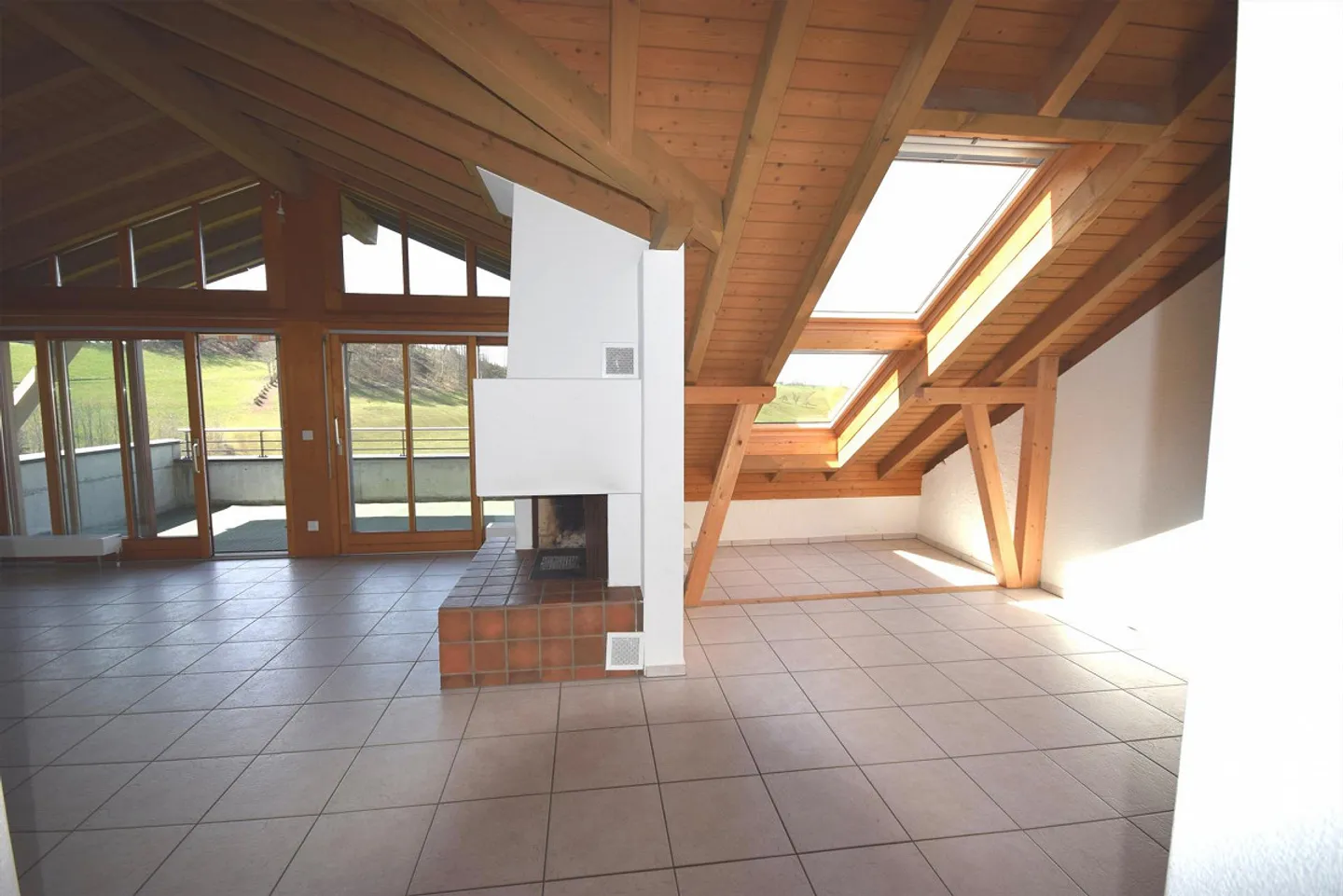 Bright attic apartment with a view of greenery - Photo 2 of 7