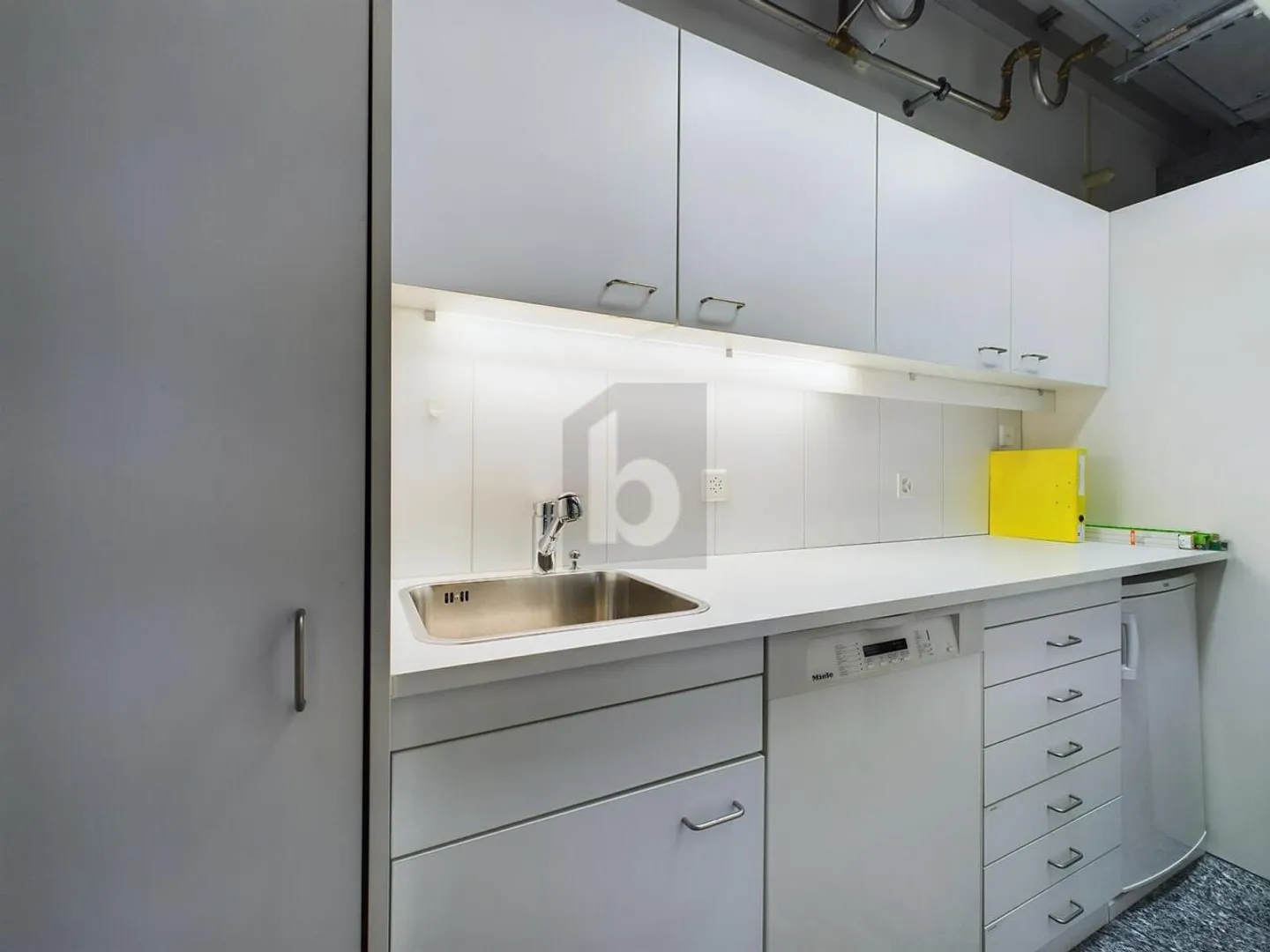 SPACIOUS IN AN IDEAL LOCATION - Photo 4 of 5