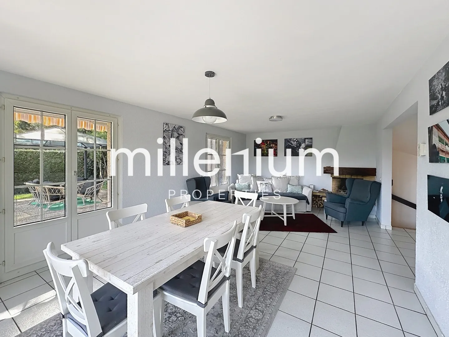 Bright semi-detached house with beautiful enclosed garden - Photo 6 of 10