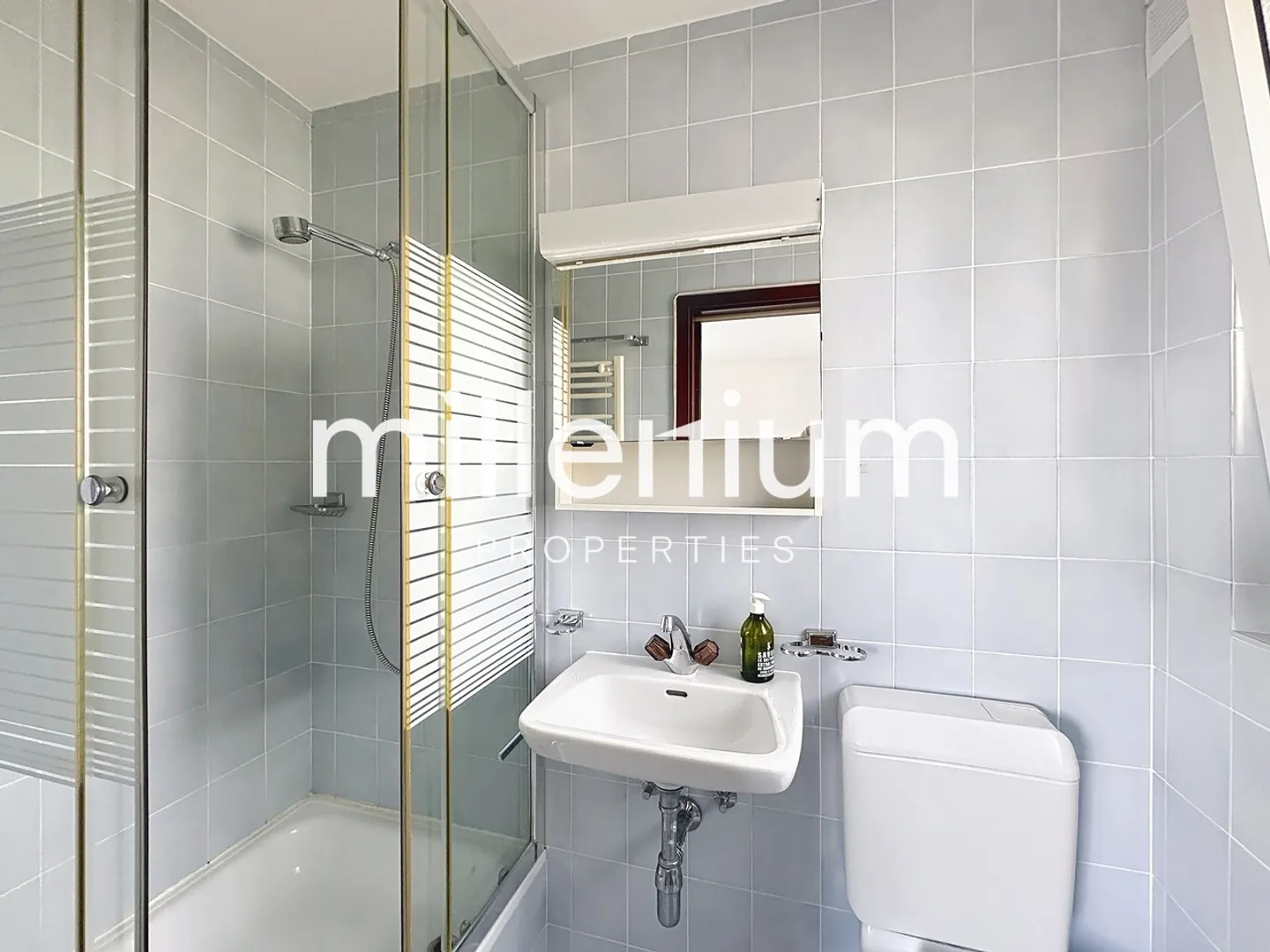 Bright semi-detached house with beautiful enclosed garden - Photo 8 of 10
