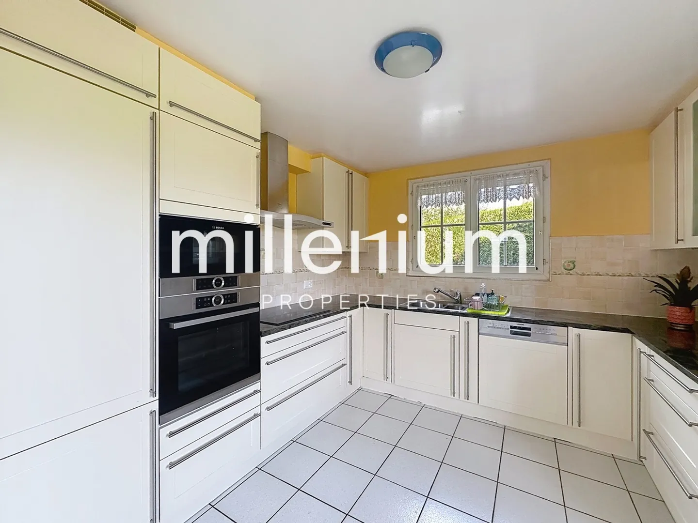 Bright semi-detached house with beautiful enclosed garden - Photo 9 of 10