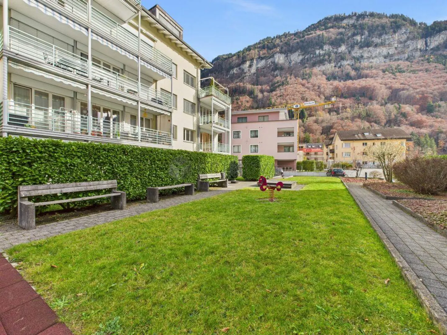 Vivere comodamente in una posizione tranquilla circondata da montagne e natura. - Foto 10 di 10