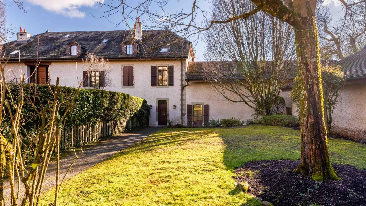 Maison à trois étages avec jardin sur la rive droite - Photo 3 sur 12