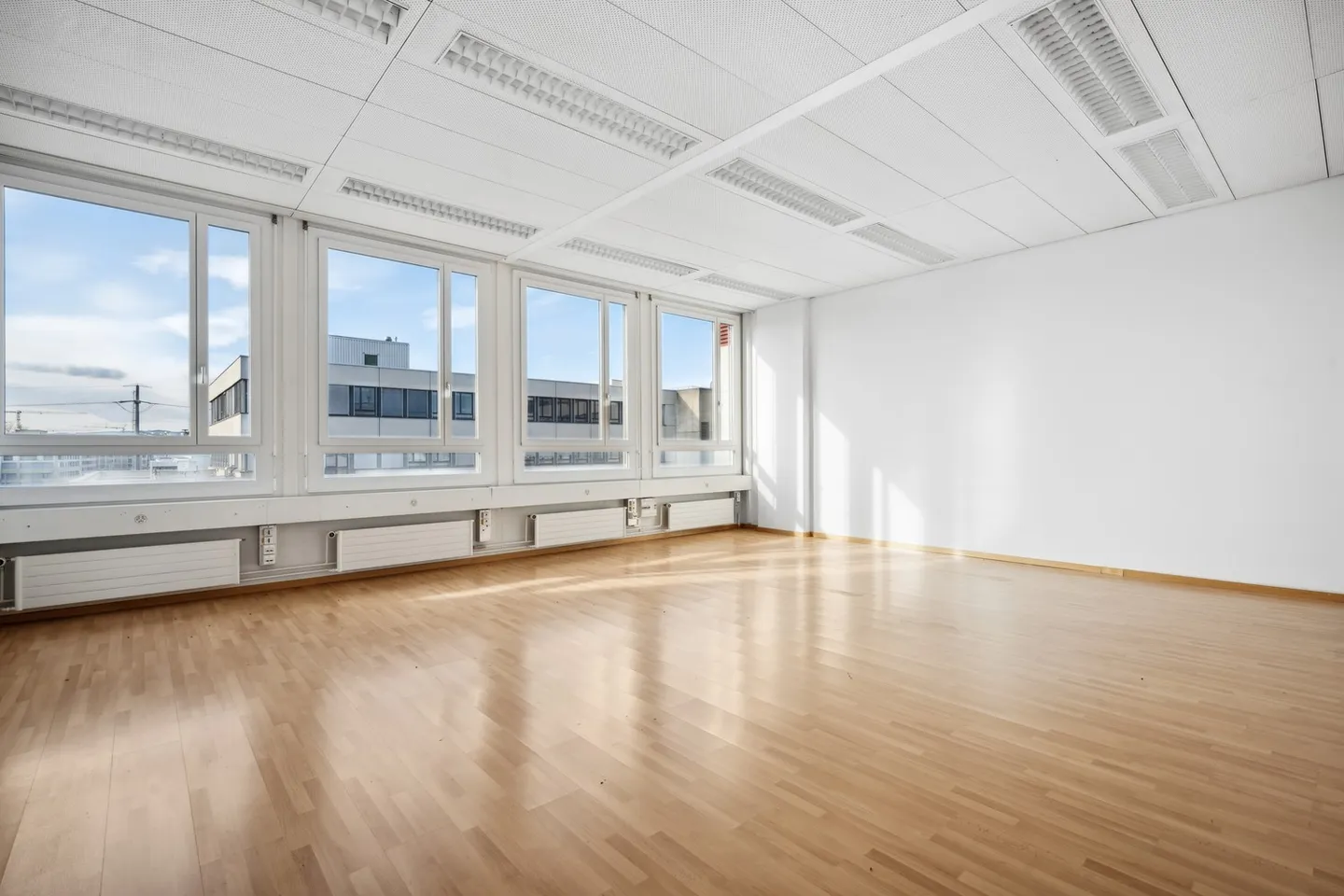 ESPACES DE BUREAU à partir de 36m² Situé au centre, lumineux et confortable jusqu'au 28.02.2026! - Photo 5 sur 12