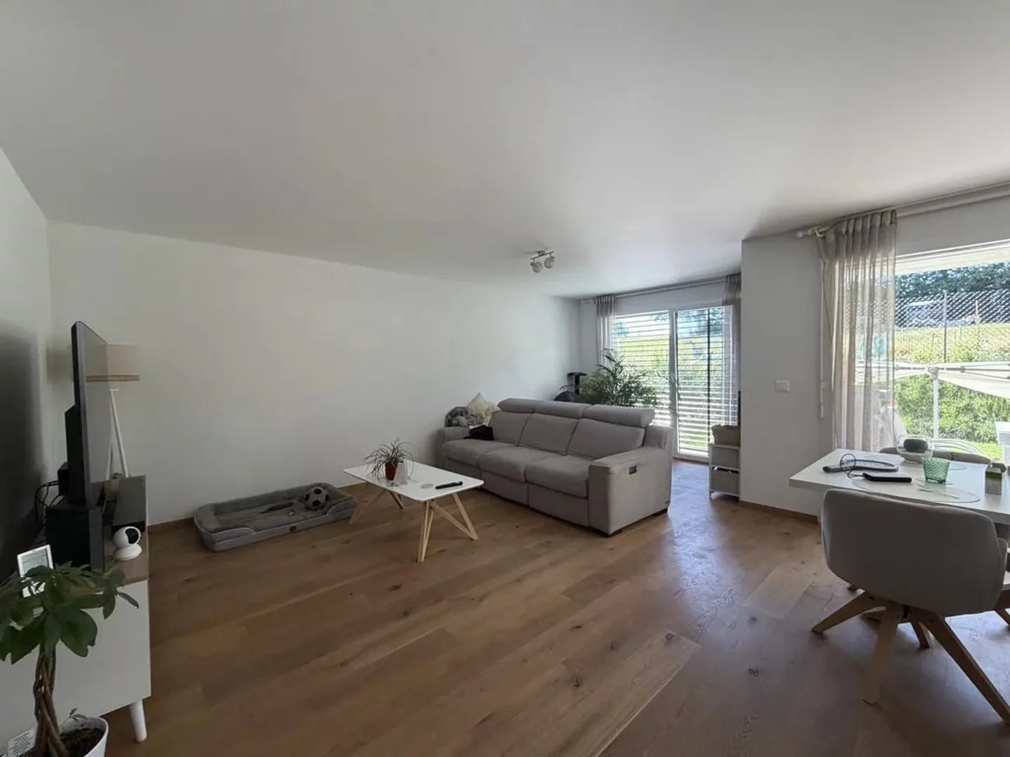 Appartement avec 3,5 pièces au rez-de-chaussée avec jardin privé - Photo 2 sur 7