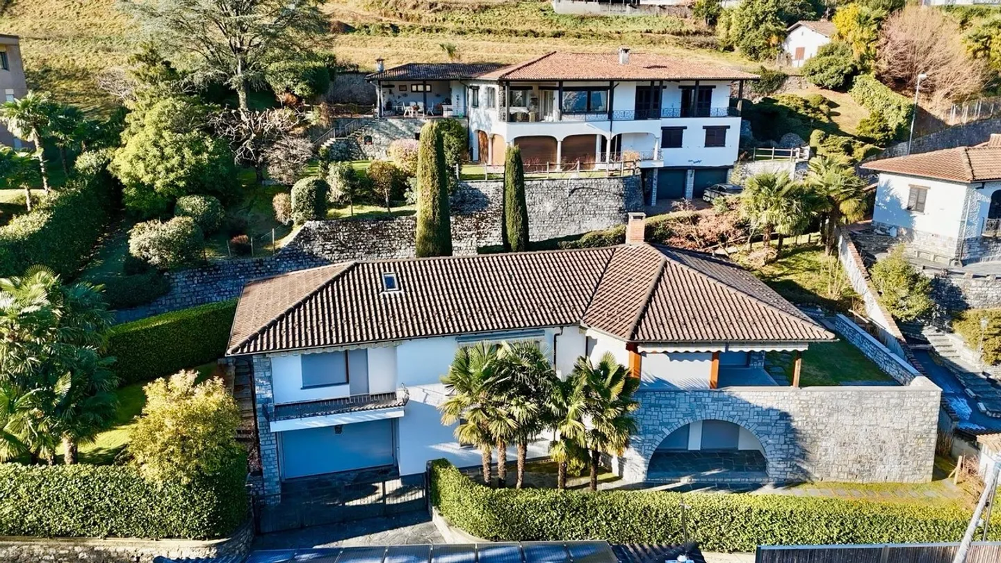 Elegante Villa mit Seeblick - Foto 1 von 8