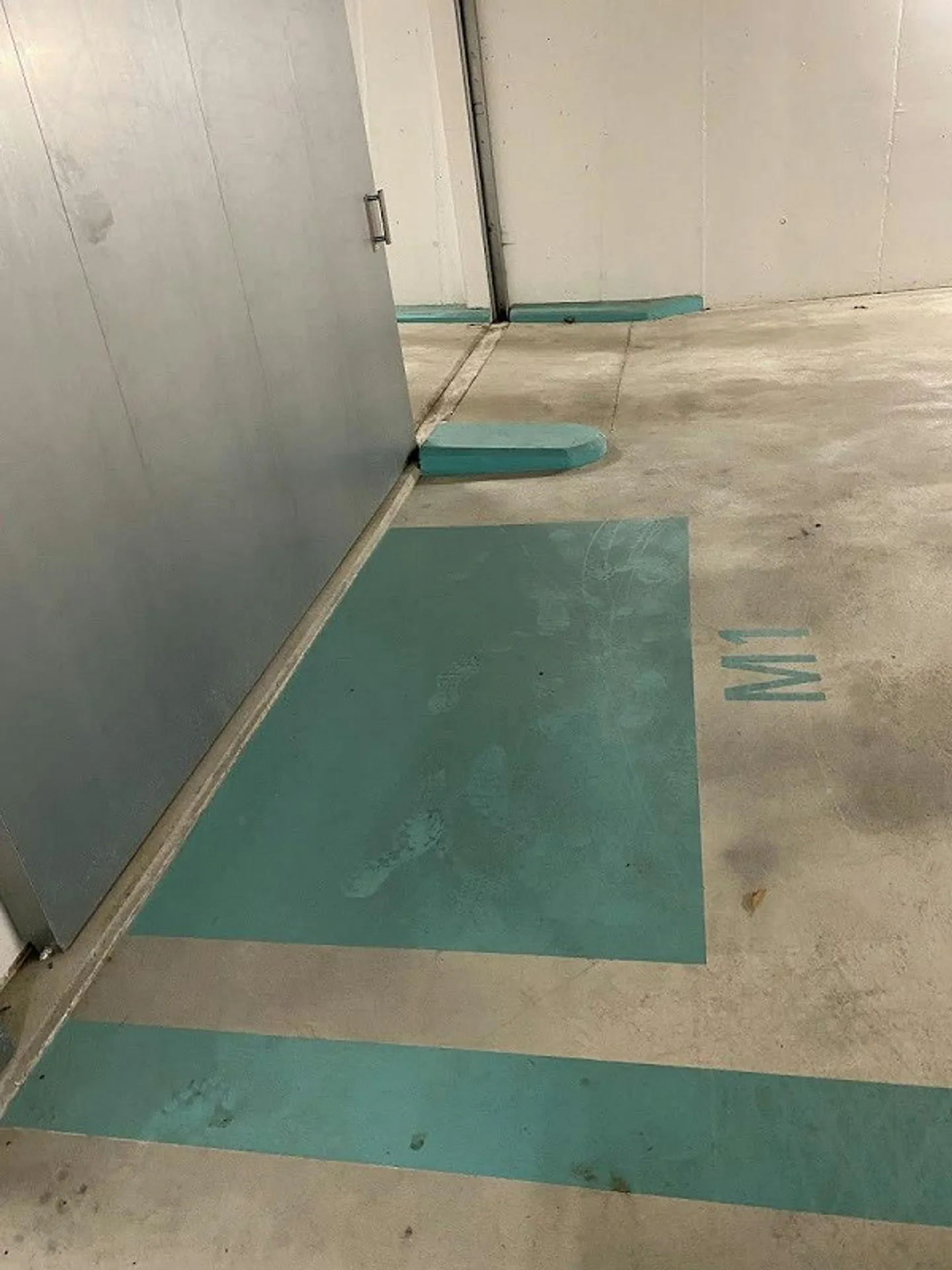Places de stationnement pour motos dans un nouveau garage souterrain - Photo 1 sur 2