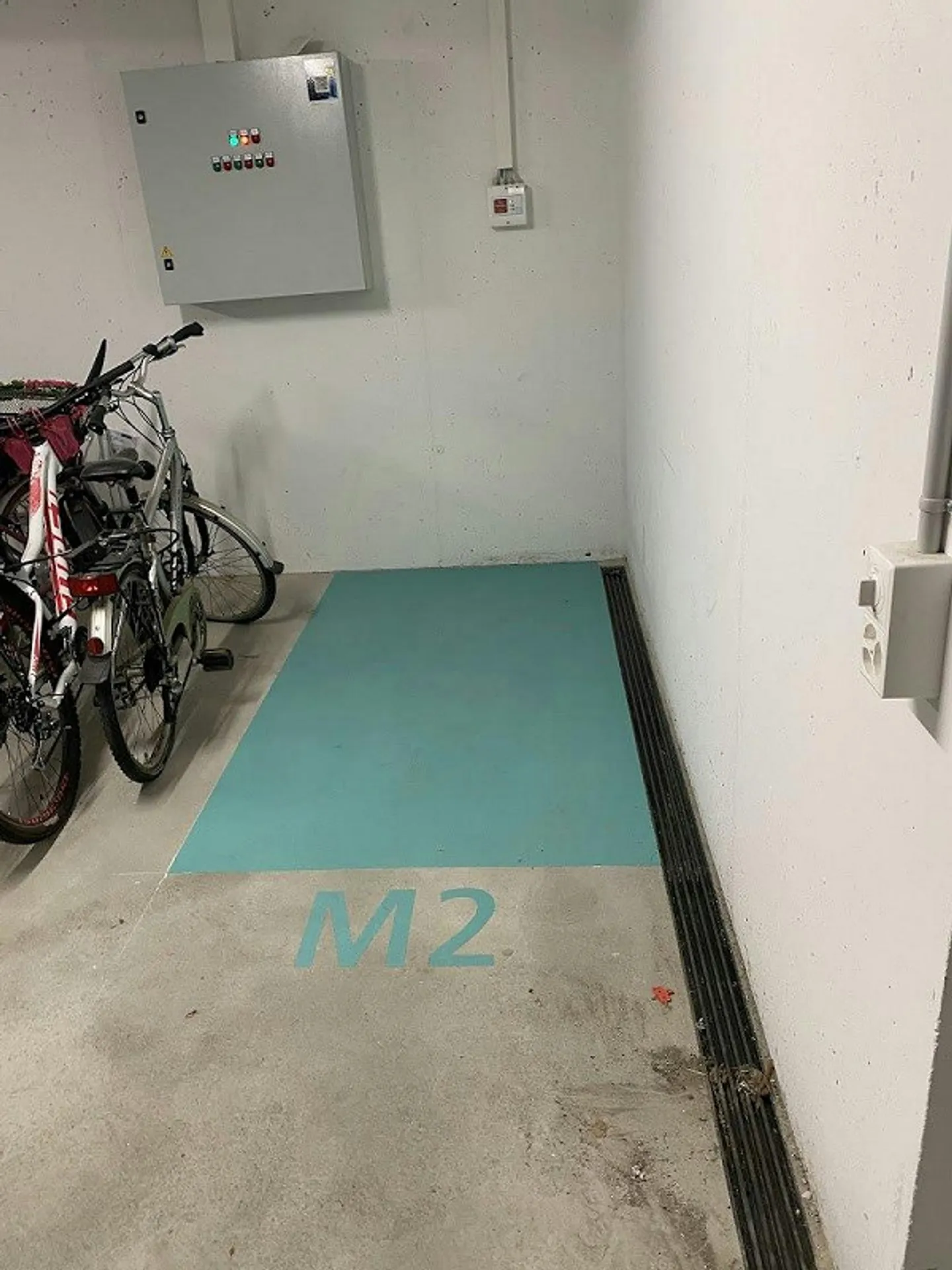 Places de stationnement pour motos dans un nouveau garage souterrain - Photo 2 sur 2