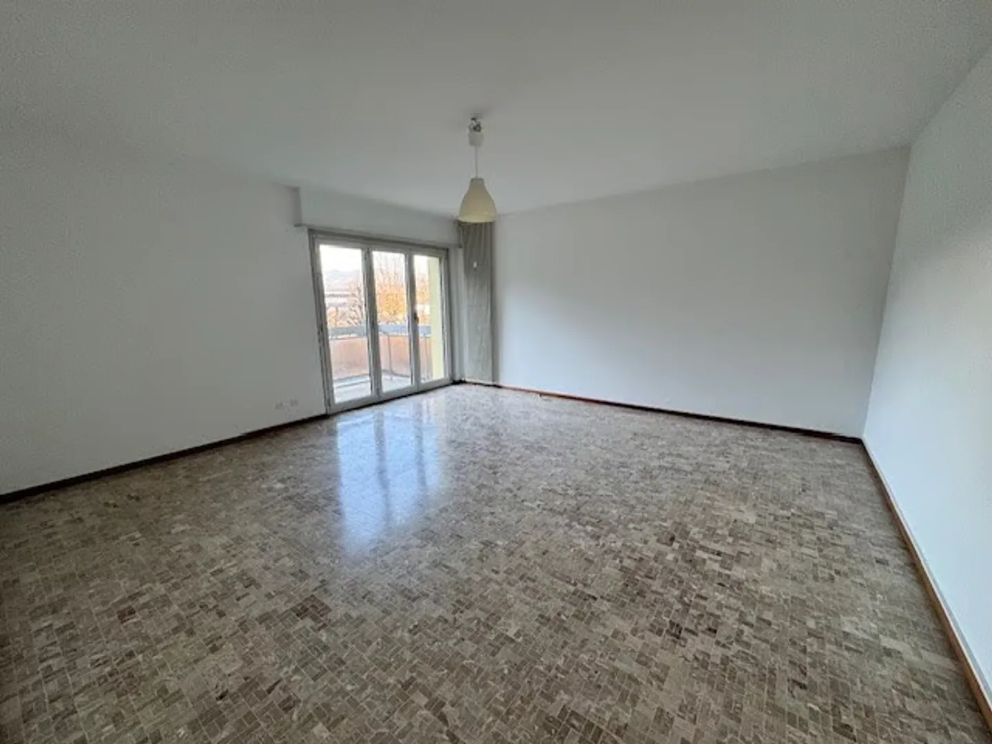 Chiasso -  affittasi 1.5 al sesto piano - Foto 1 di 4