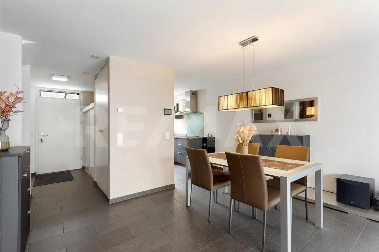 Maison individuelle moderne de 5,5 pièces dans un quartier résidentiel prisé - Photo 2 sur 10